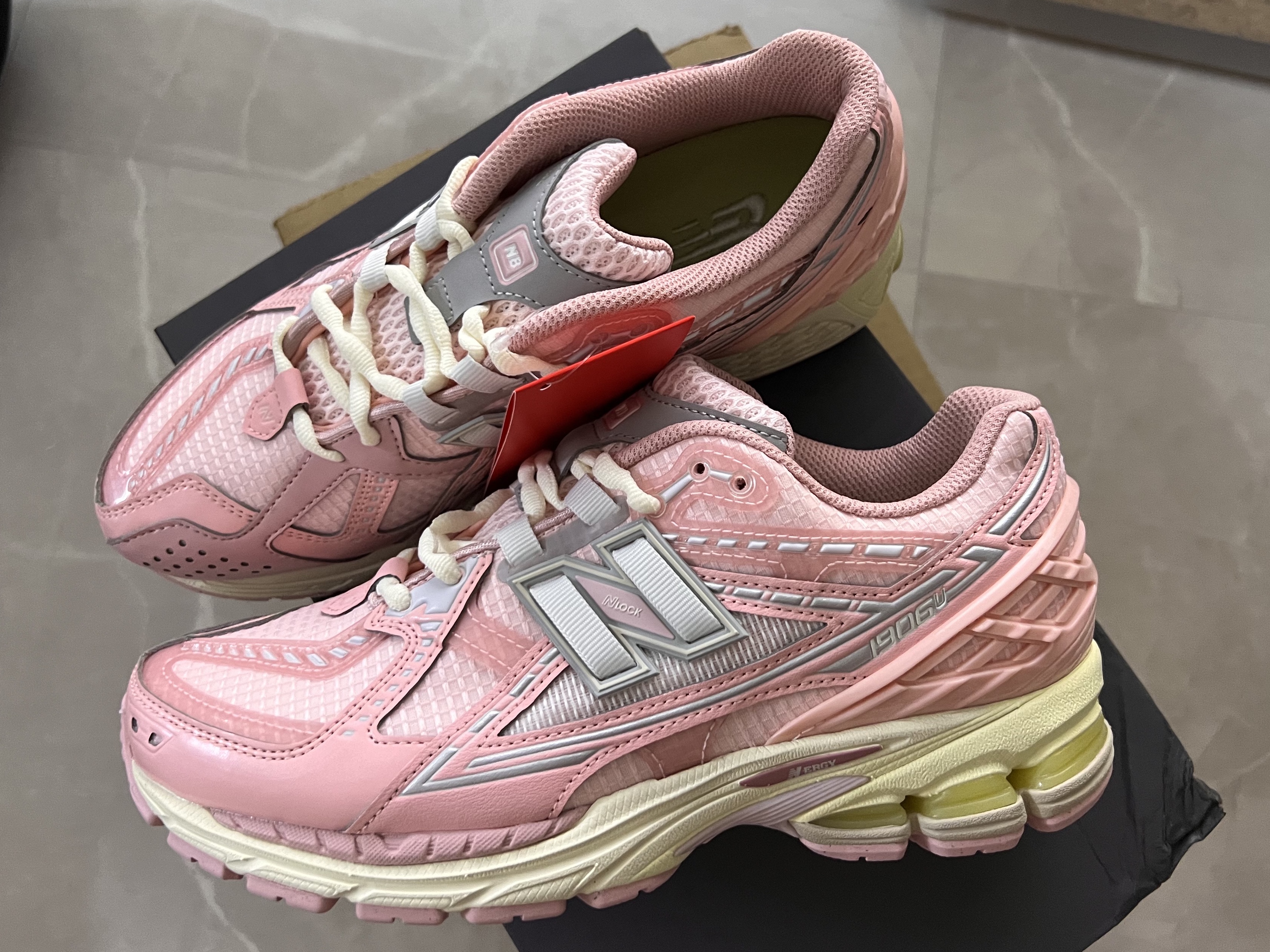 New Balance 1906R Lunar New Year Pink 착용 스타일