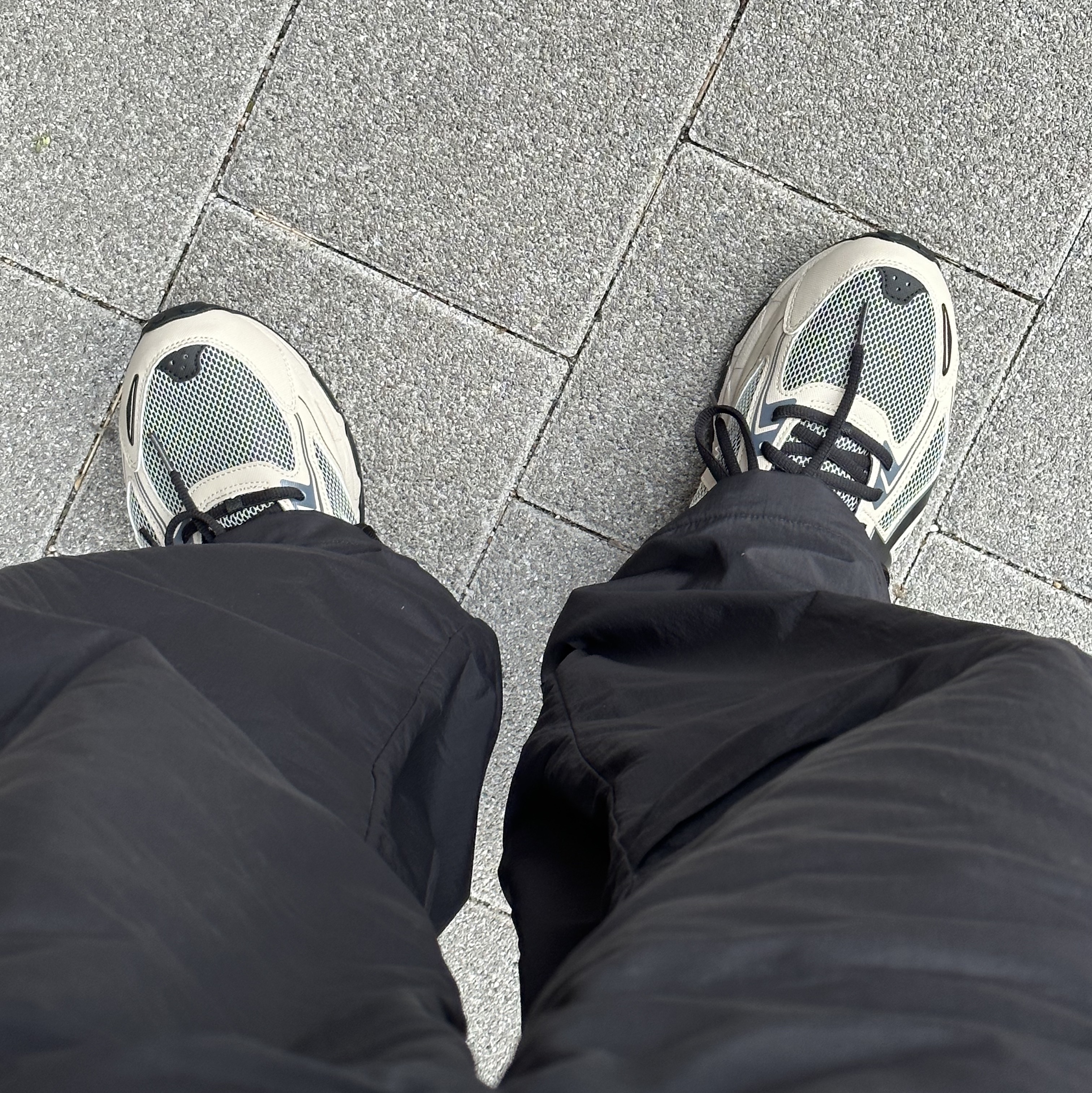 Asics Gel-Venture 6 Feather Grey Black 착용 스타일 - 2