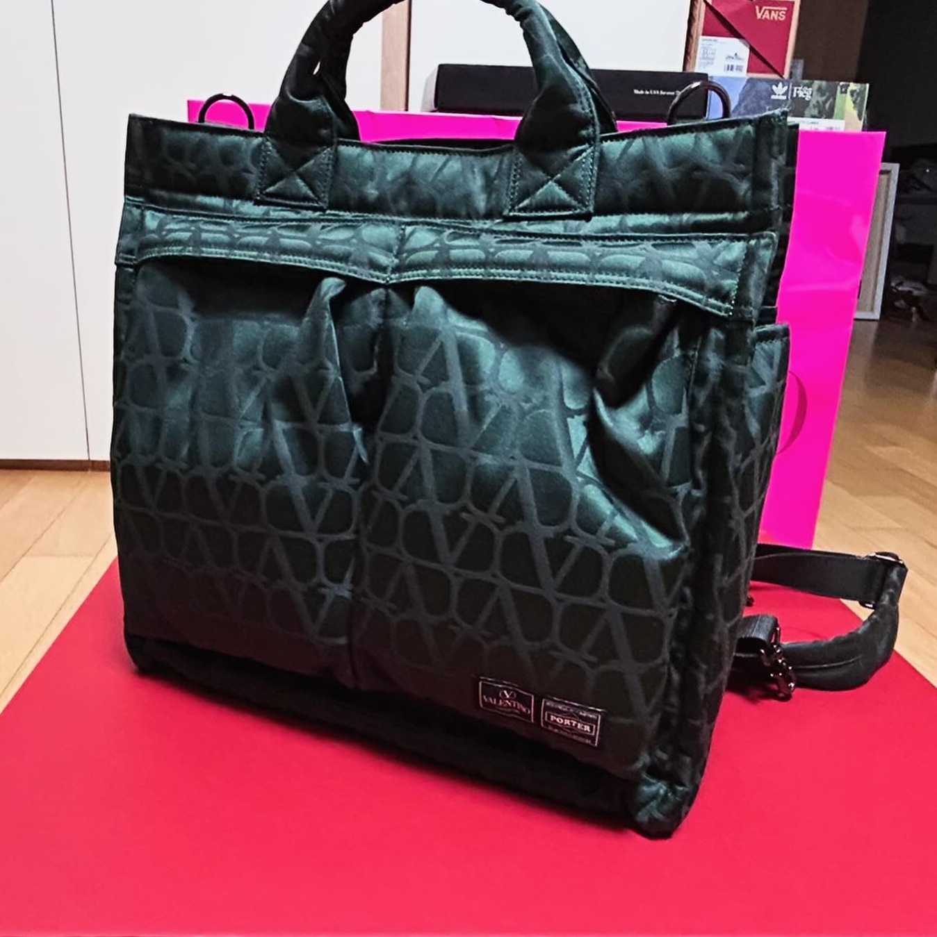 Porter x Valentino Garavani 2Way Vertical Tote Bag Khaki 착용 스타일 - 1