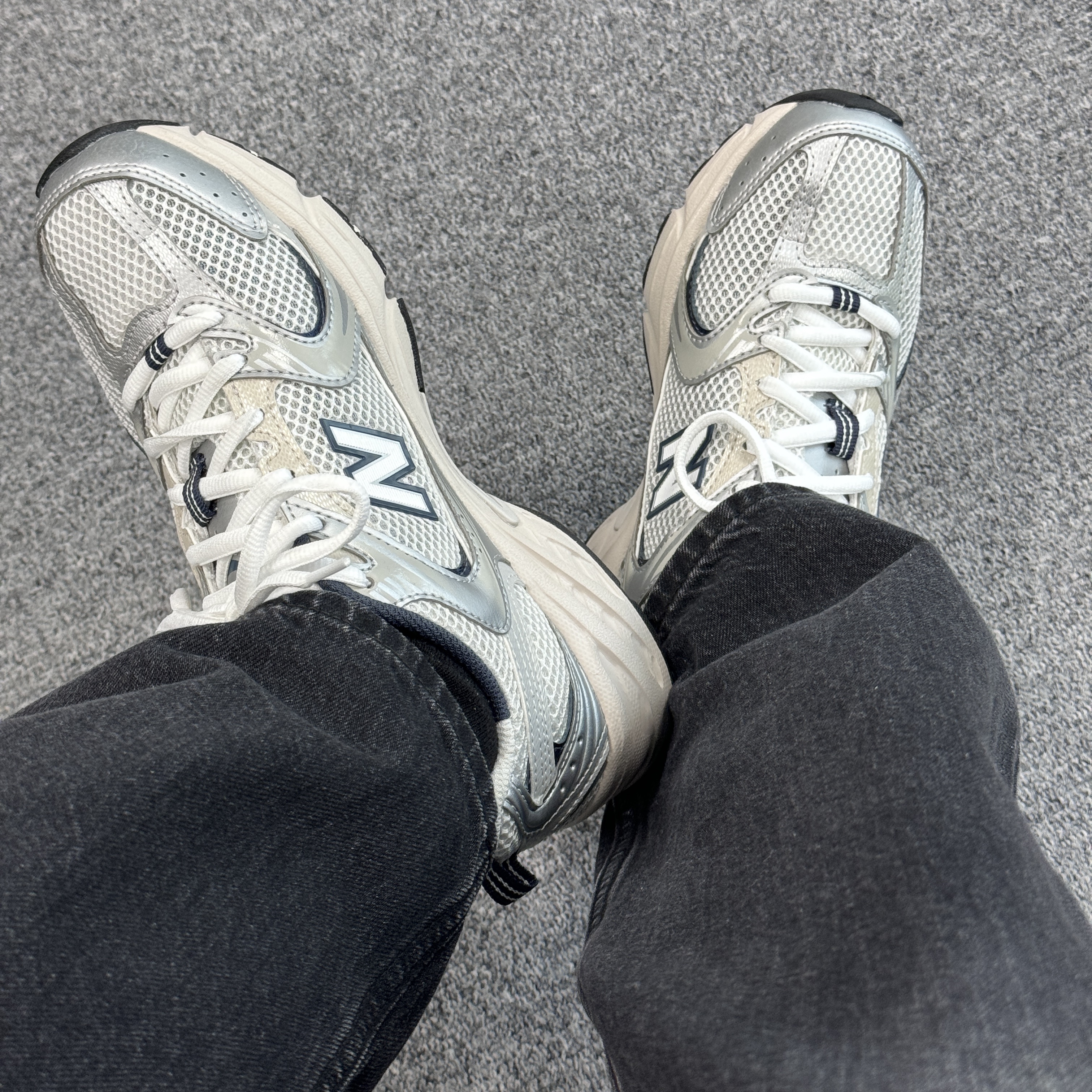New Balance 530 Steel Grey 착용 스타일 - 2
