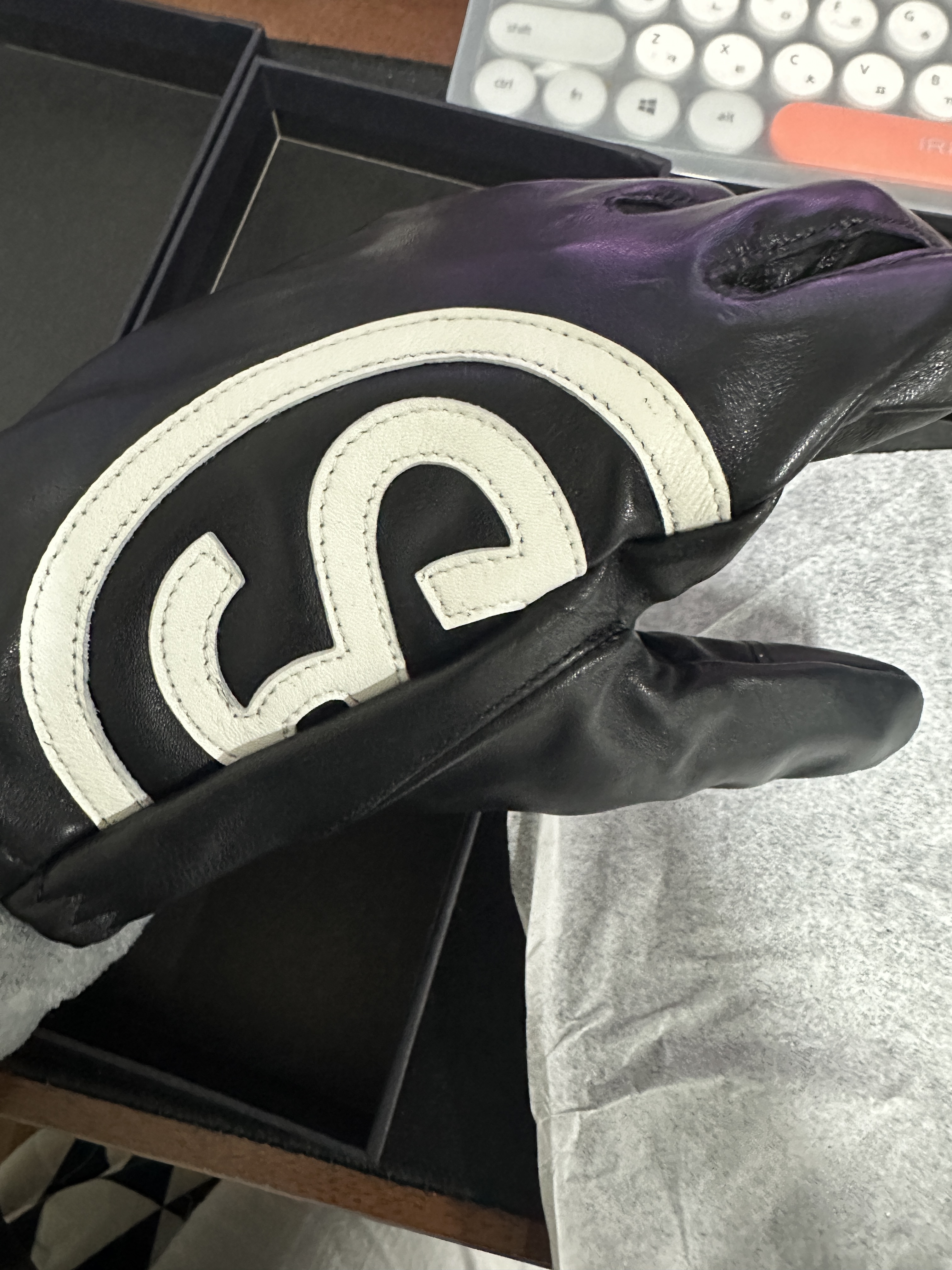 Stussy SS Link Leather Gloves Black 착용 스타일 - 2