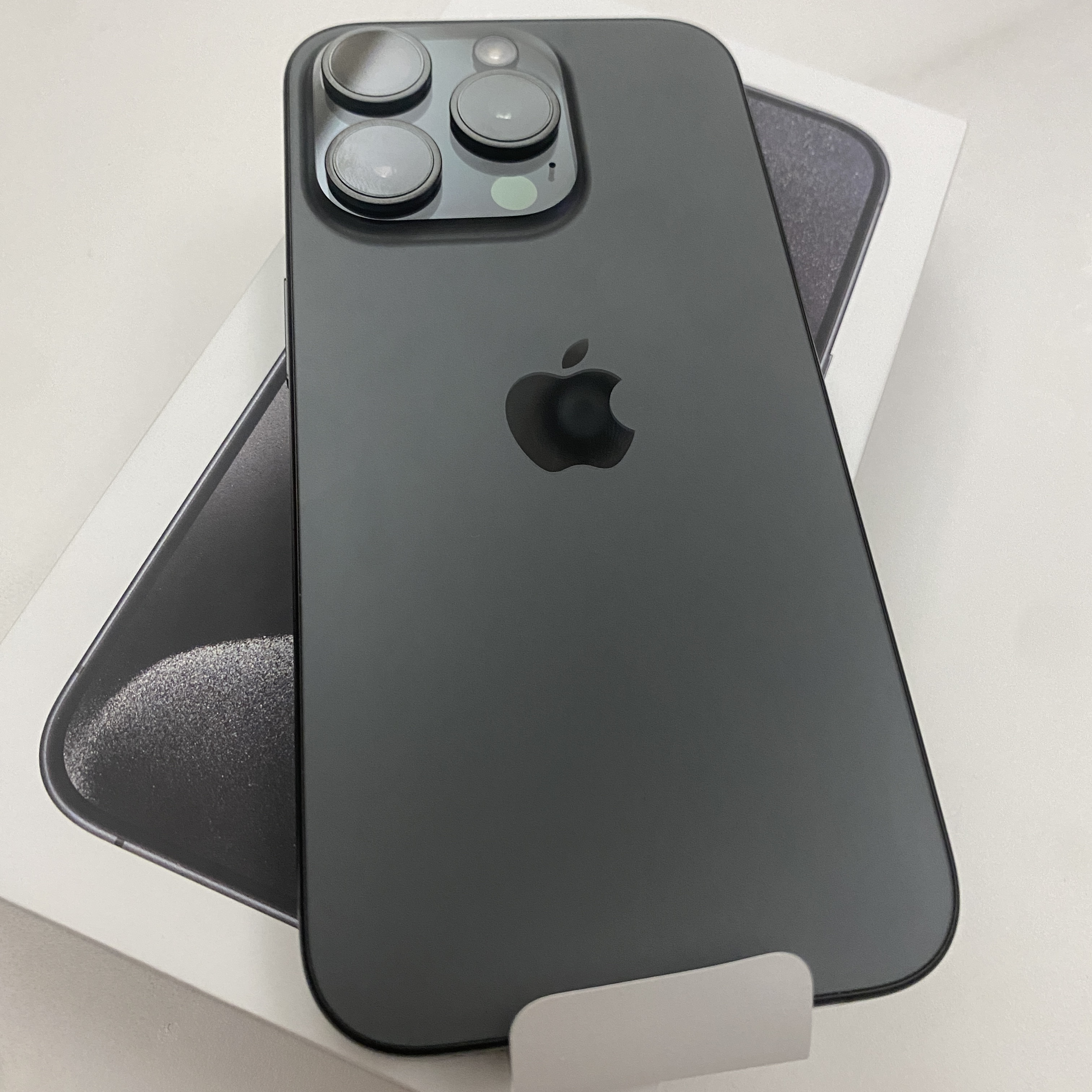 Apple iPhone 15 Pro 256GB Black Titanium (Korean Ver.) 착용 스타일