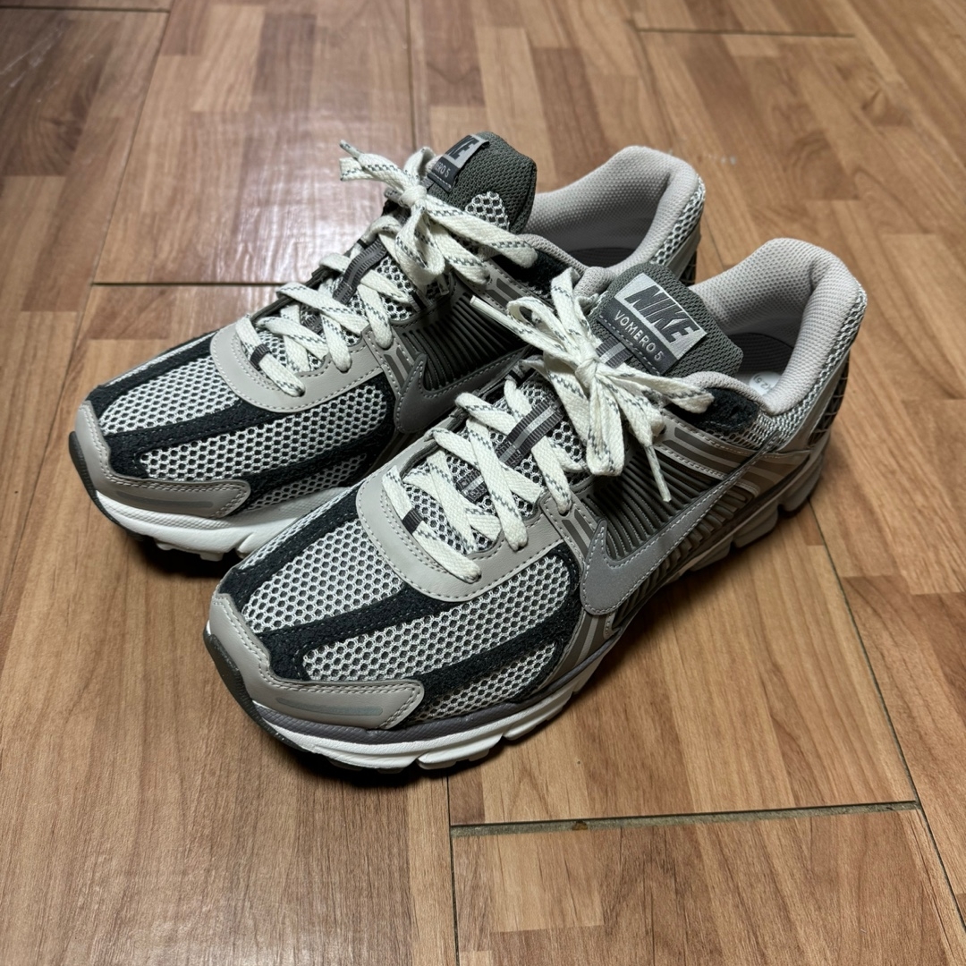 Nike Zoom Vomero 5 PRM Light Iron Ore and Flat Fewter 착용 스타일 - 2