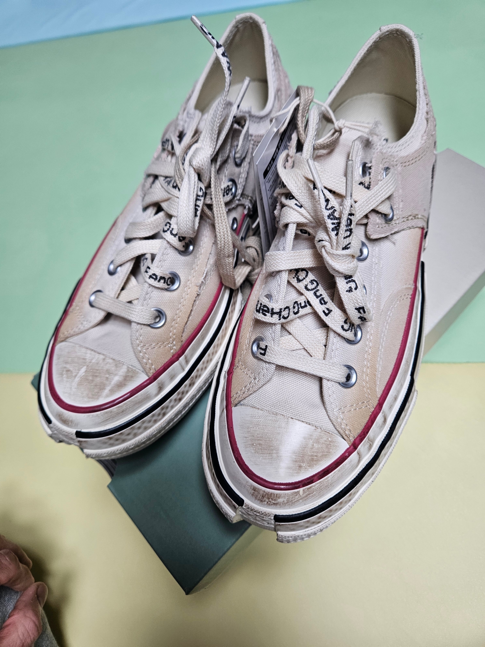 Converse x Feng Chen Wang Chuck 70 Ox 2-in-1 Brown Rice 착용 스타일 - 3