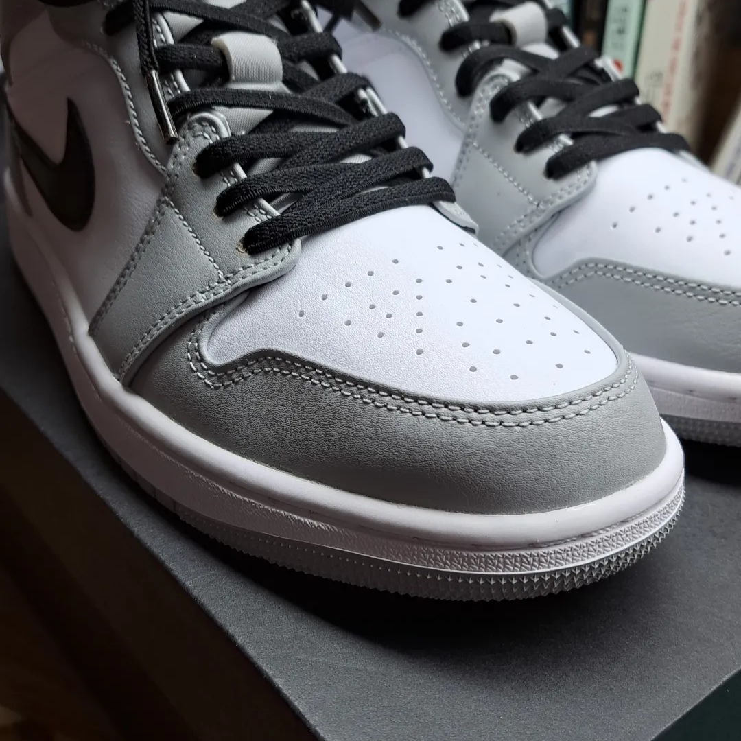 Jordan 1 Mid Light Smoke Grey 착용 스타일