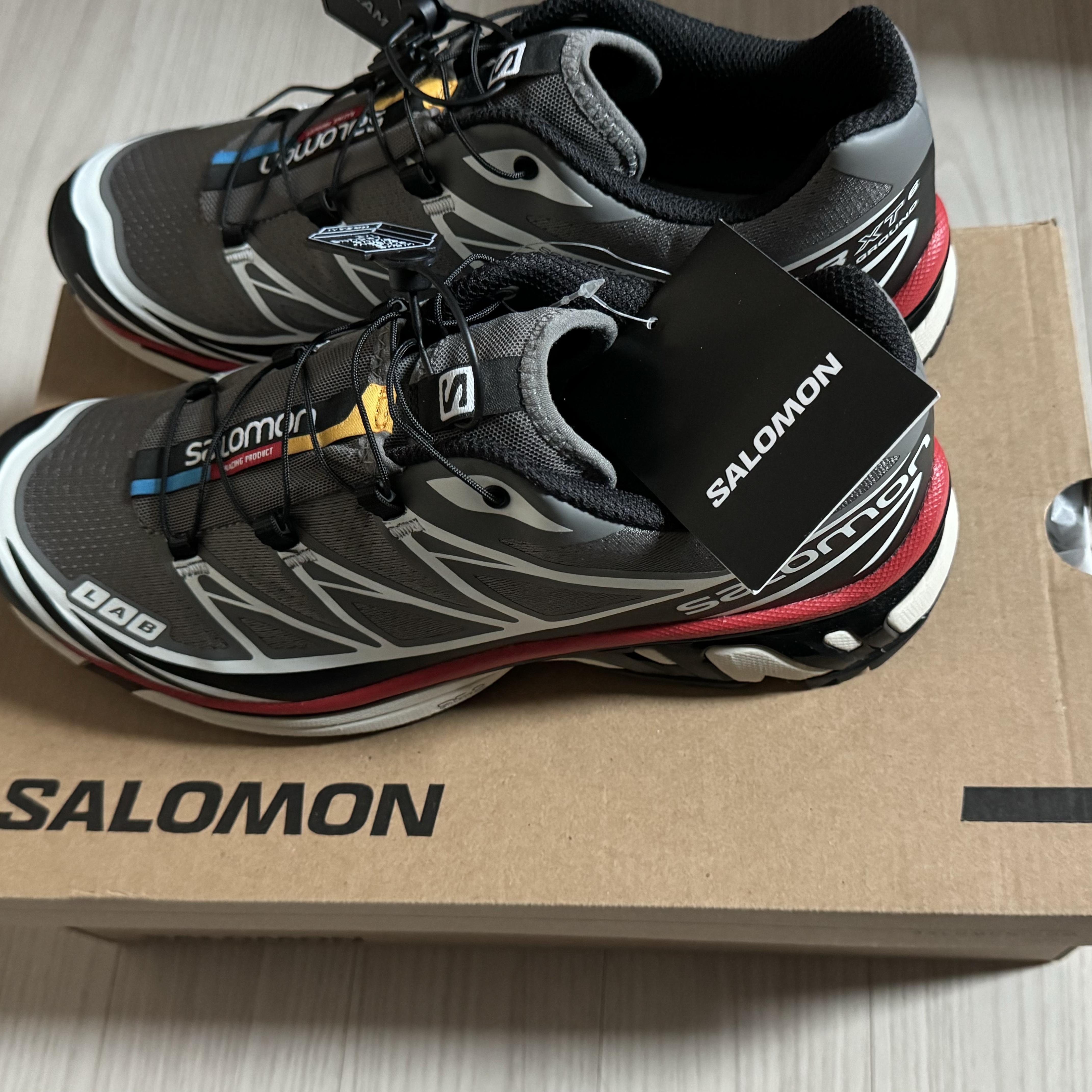Salomon XT-6 Pewter Aurora Red 착용 스타일