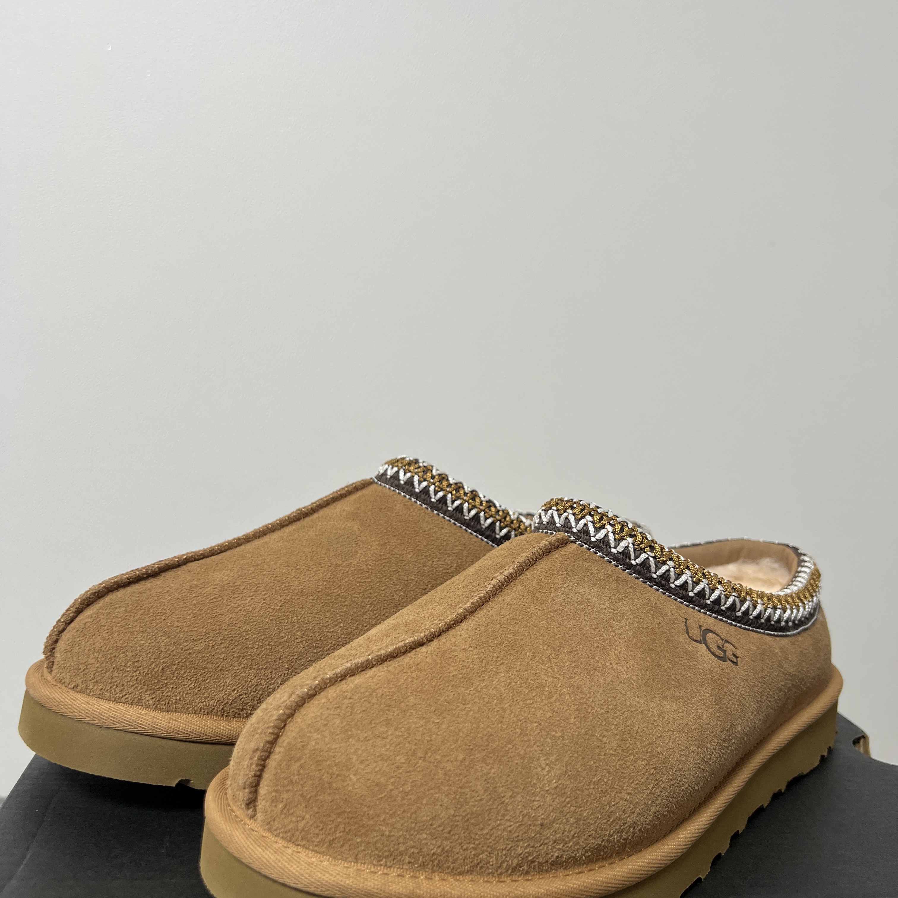 UGG Tasman Slipper Chestnut 착용 스타일