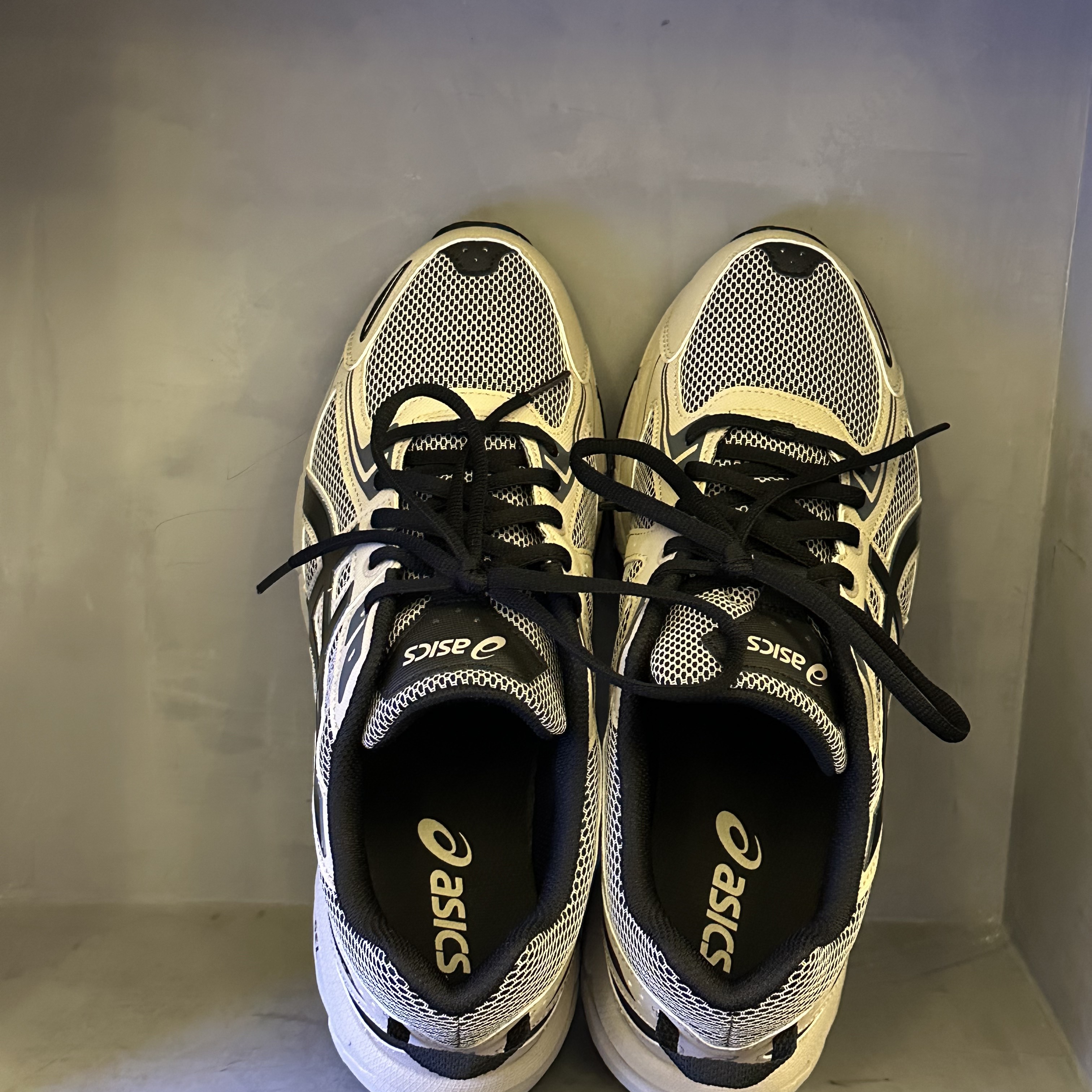 Asics Gel-Venture 6 Feather Grey Black 착용 스타일 - 1