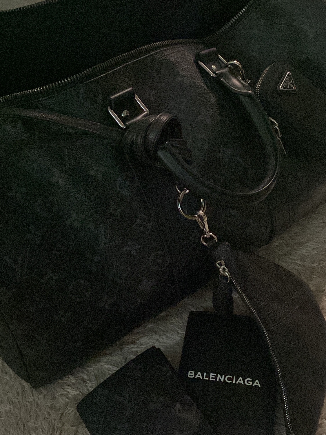 Louis Vuitton Passport Cover Eclipse, Lemaire Croissant Coin Purse Necklace Soft Grained Leather Dark Chocolate 착용 스타일