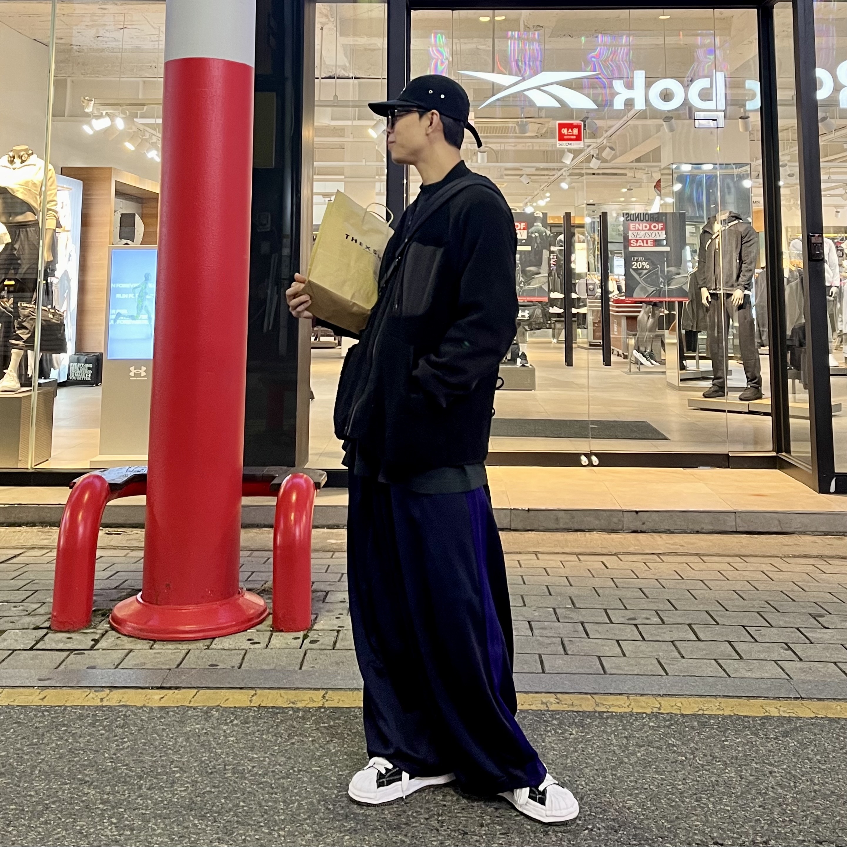 메종 미하라 야스히로 블레이키 OG 솔 캔버스 로우탑 스니커즈 블랙 화이트, 니들스 H.D. 트랙 팬츠 폴리 스무스 네이비 착용 스타일 - 1