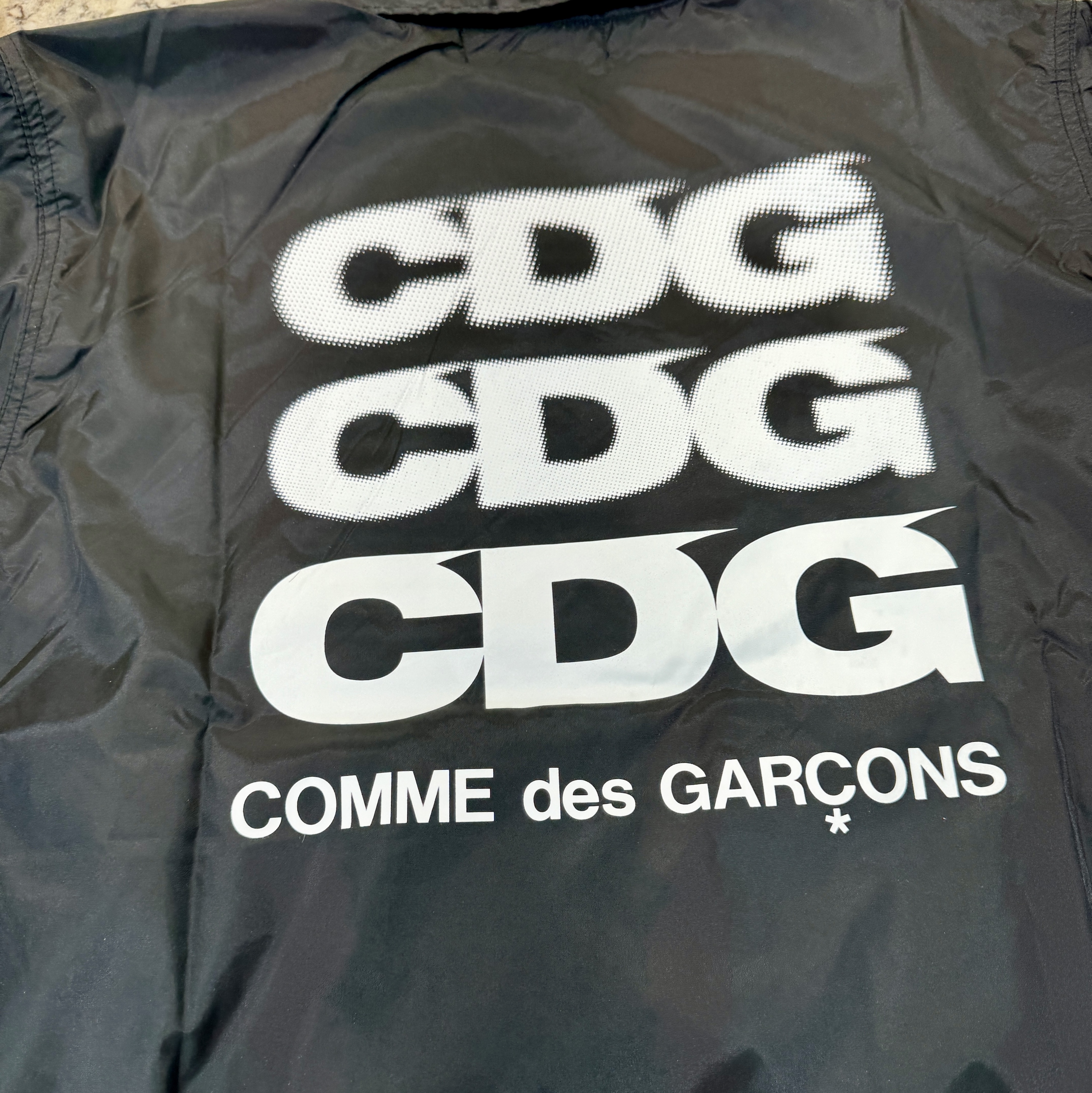 CDG Logo Coach Jacket Black 착용 스타일 - 1