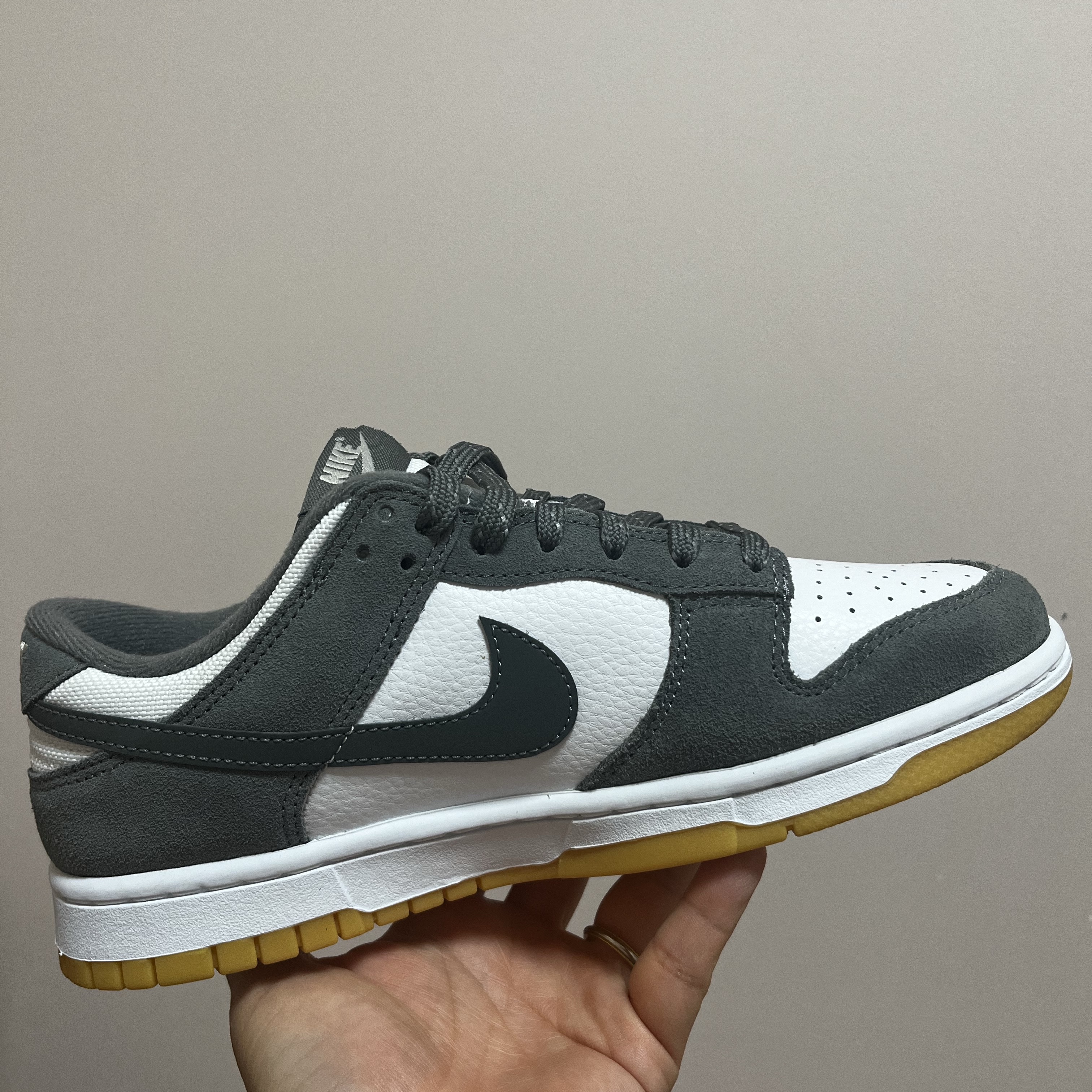 Nike Dunk Low Smoke Grey Gum 착용 스타일 - 8