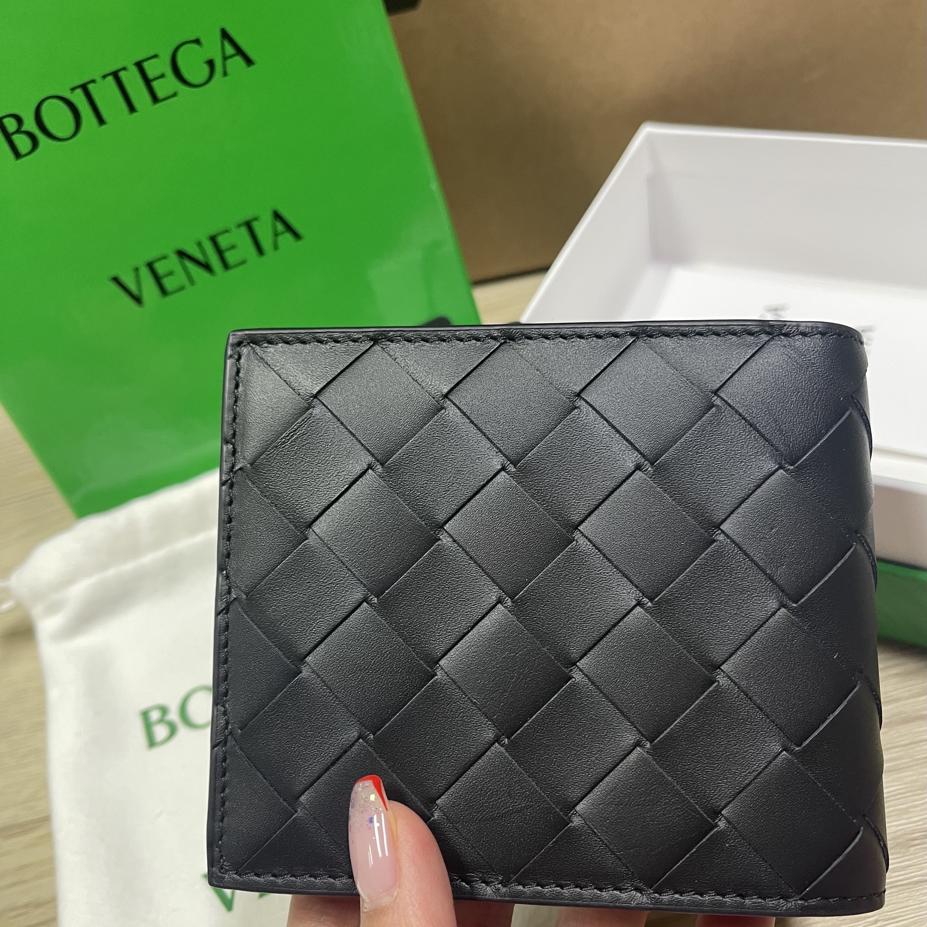 Bottega Veneta Bi-Fold Wallet Black 착용 스타일