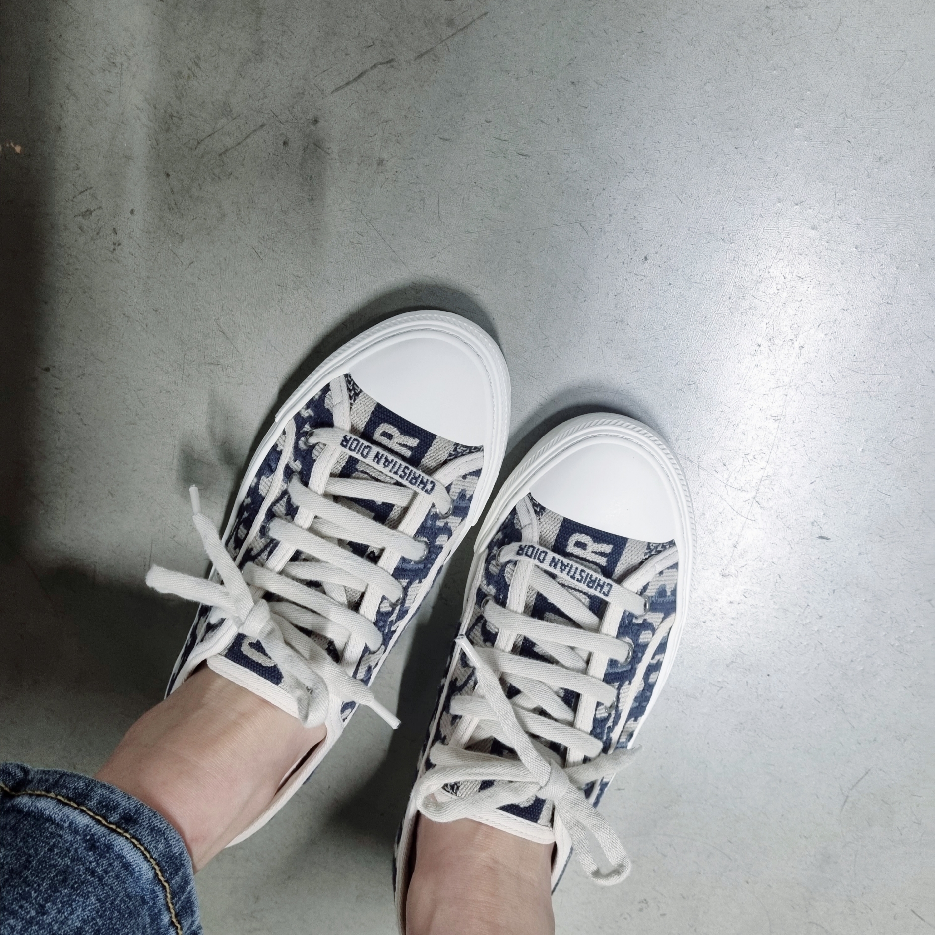 (W) Dior Walk'N'Dior Sneakers Oblique Navy, (W) Dior Oblique Mitzah Scarf Silk Twill Navy Blue 착용 스타일 - 1