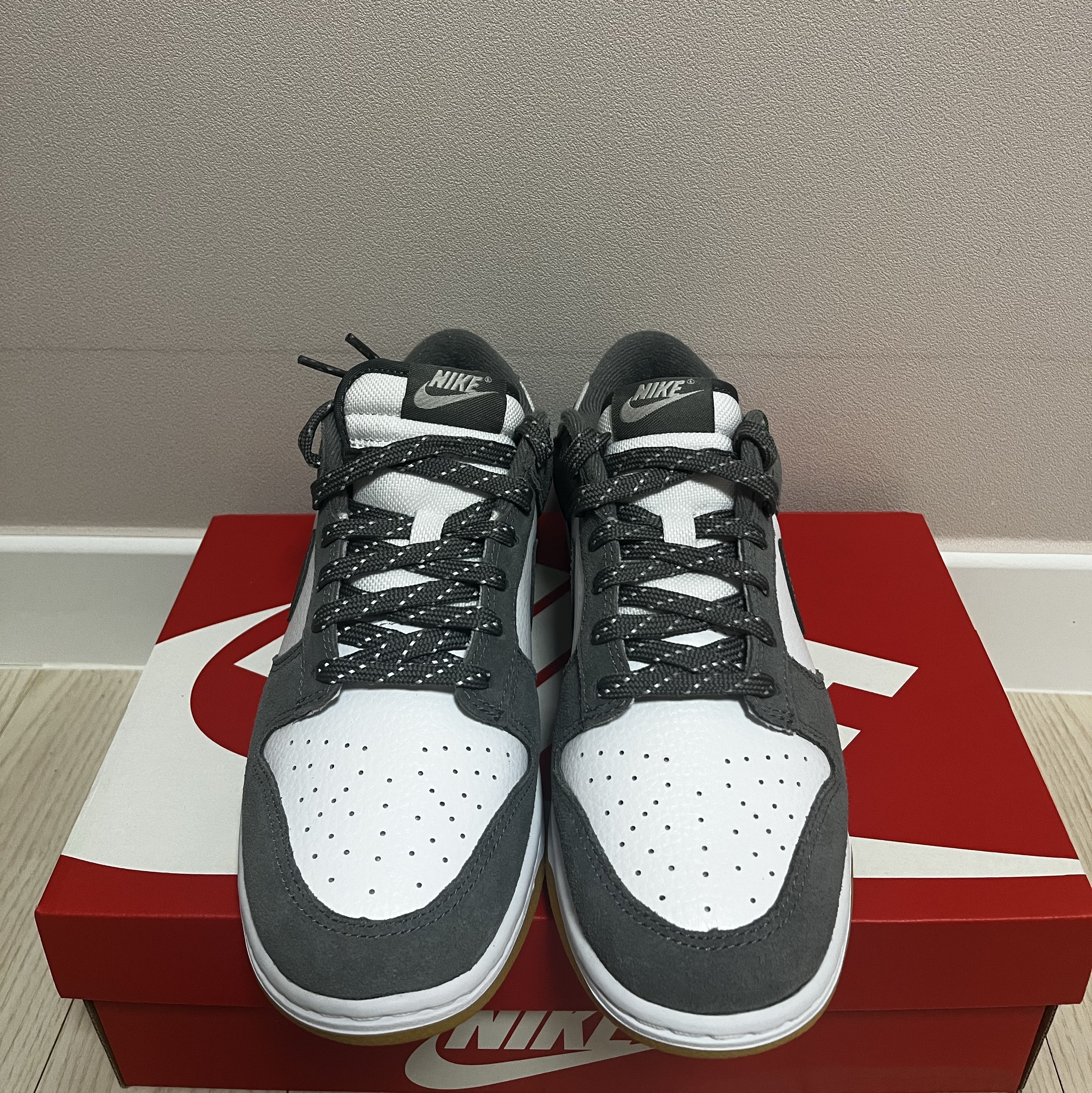 Nike Dunk Low Smoke Grey Gum 착용 스타일 - 3