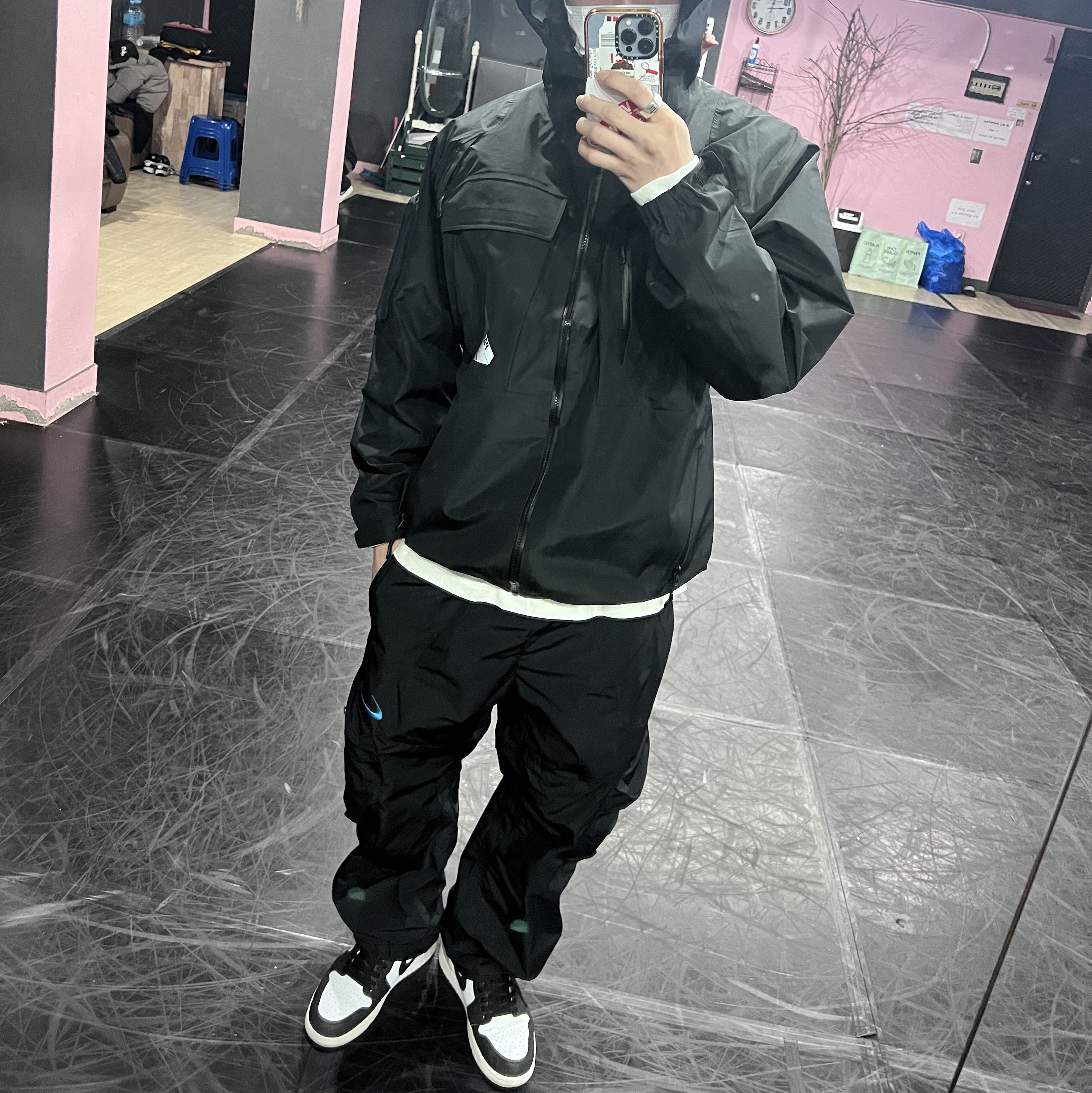 Nike x Off-White NRG Track Pants Black - Asia, Palace Gore-Tex Cargo Jacket Black - 23SS 착용 스타일 - 2