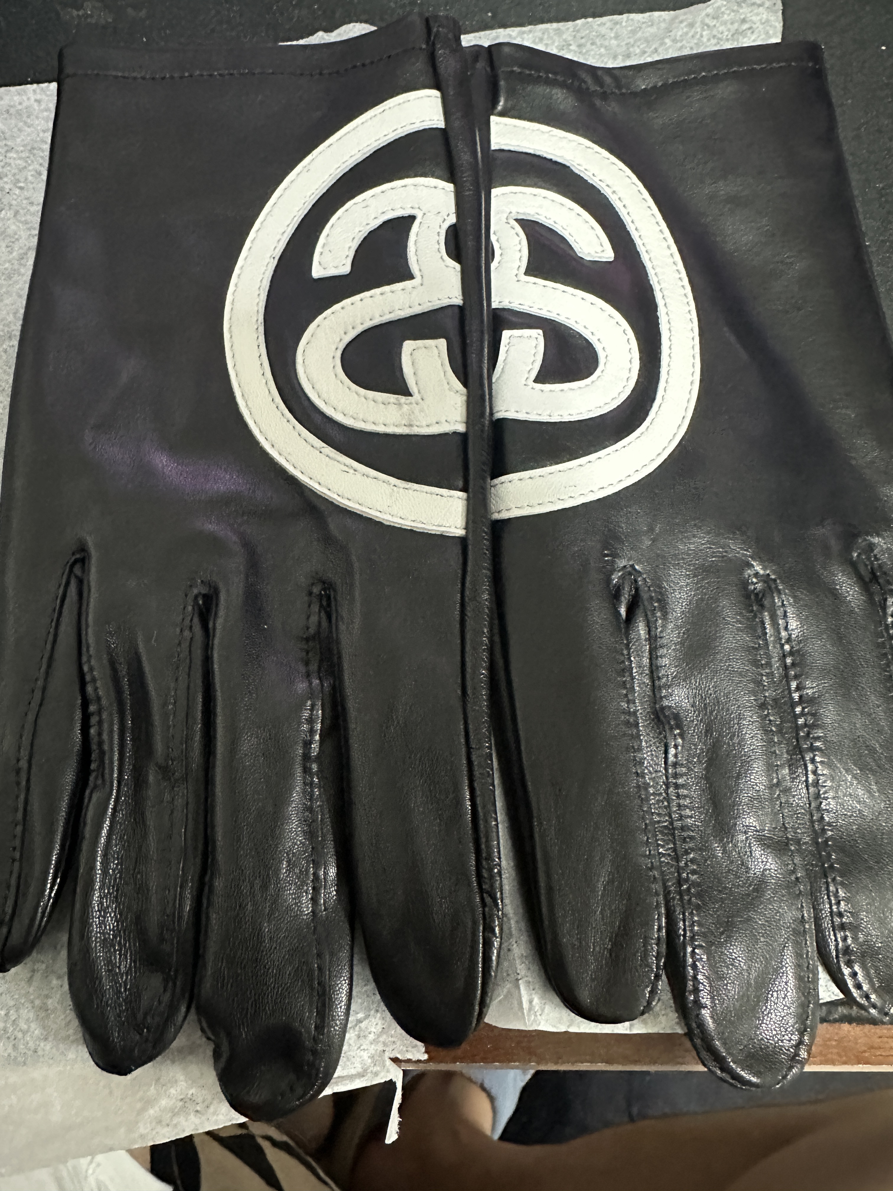 Stussy SS Link Leather Gloves Black 착용 스타일 - 1
