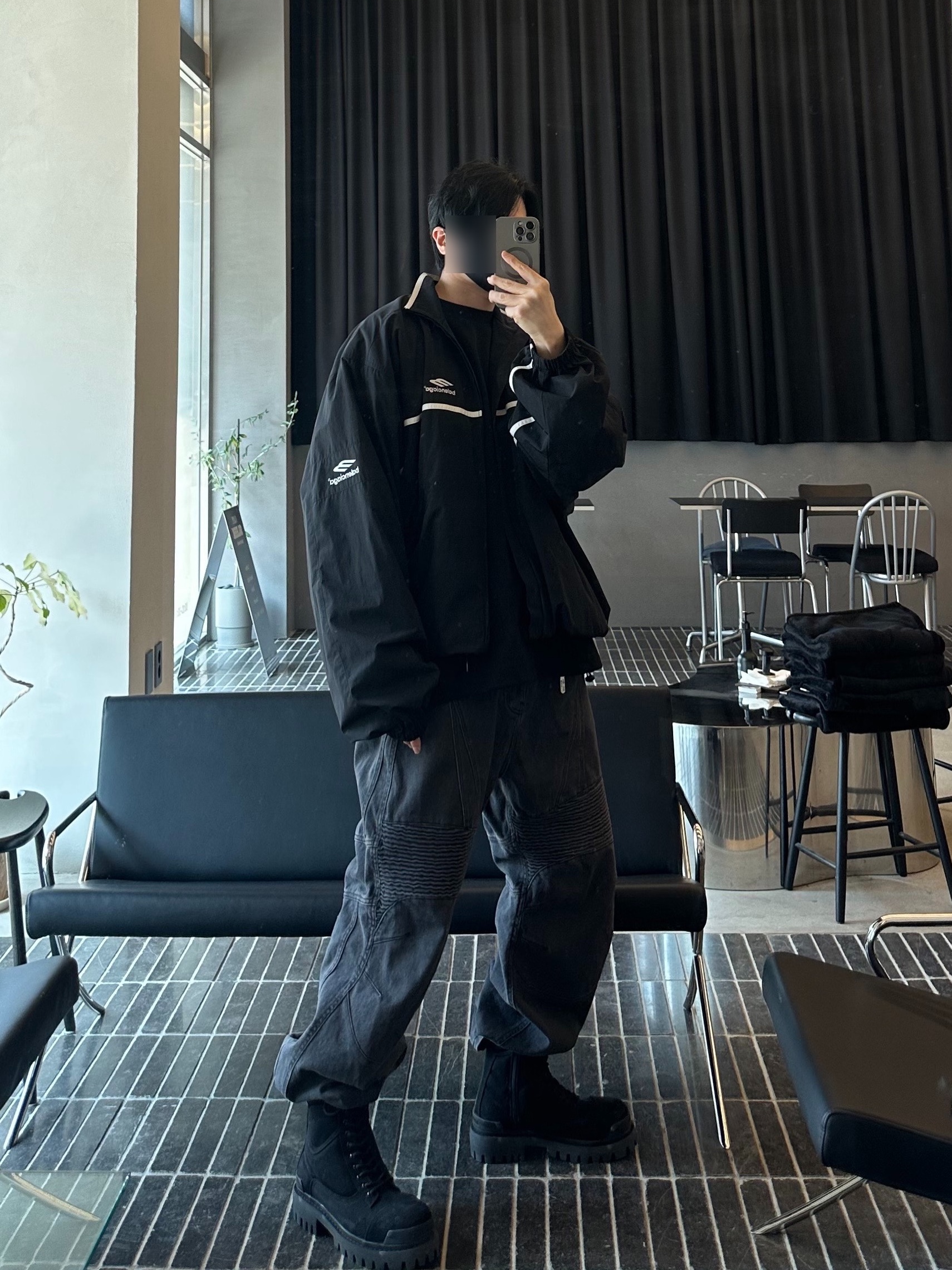 Balenciaga Combat Strike 20mm Boots Black, Balenciaga Sporty B Taxi Blouson Black 착용 스타일 - 1