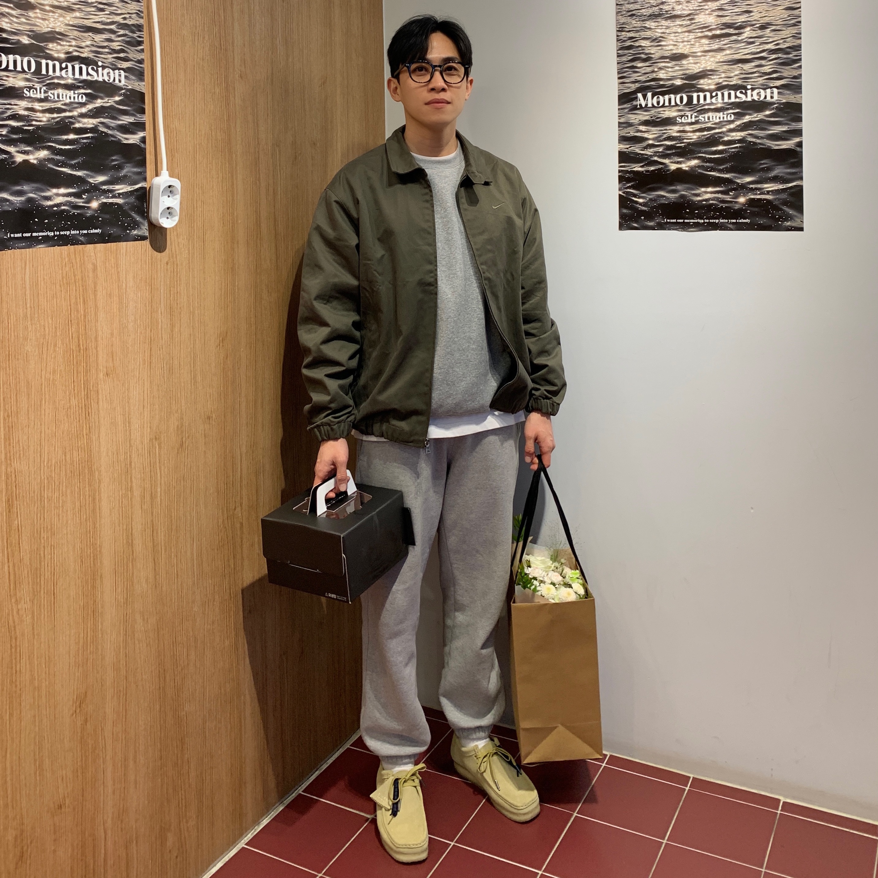 Clarks Wallabee Maple Suede, Nike NSW Club Fleece Crew Sweatshirt Dark Grey Heather - Asia 착용 스타일 - 2