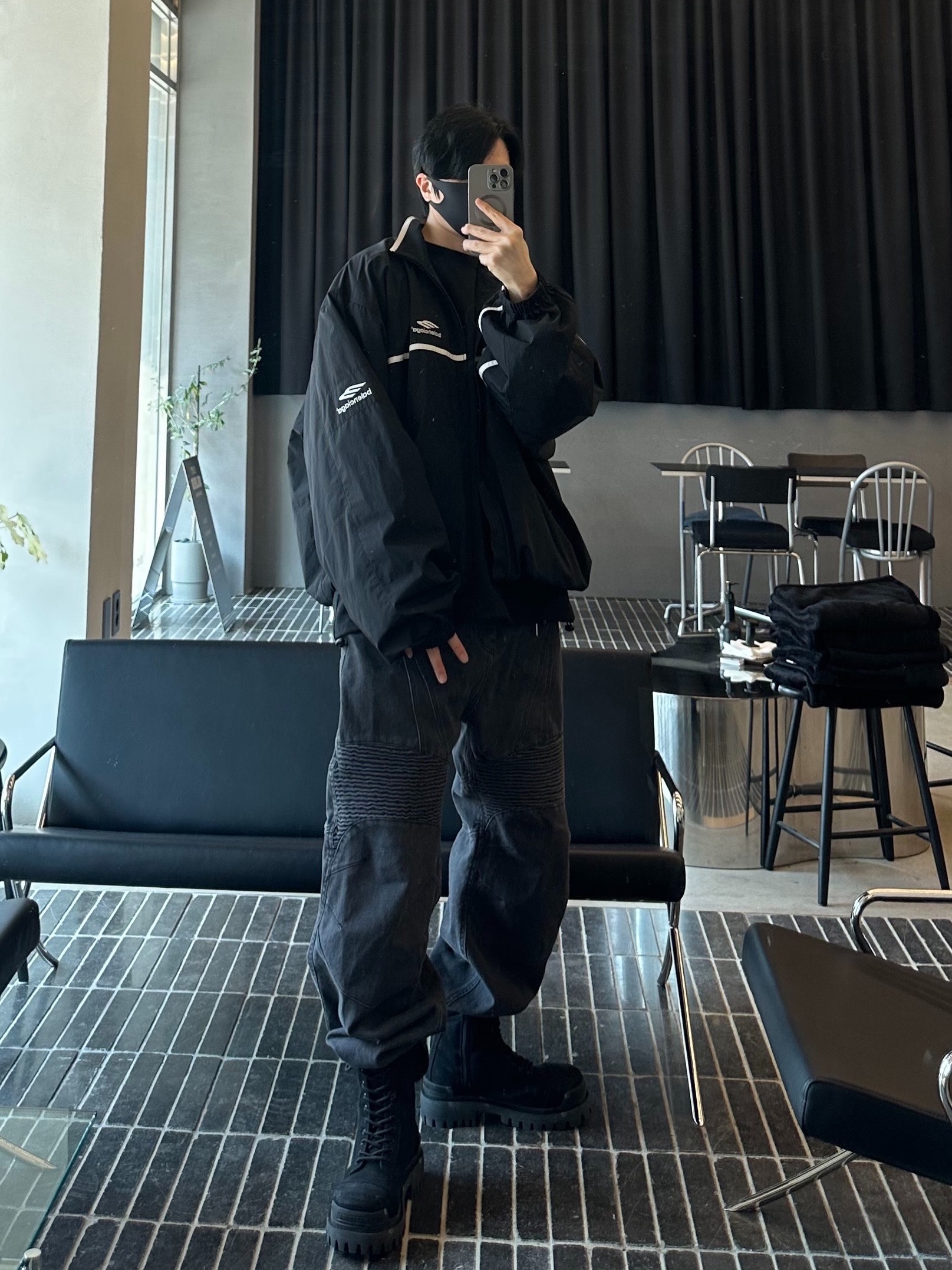 Balenciaga Combat Strike 20mm Boots Black, Balenciaga Sporty B Taxi Blouson Black 착용 스타일 - 3