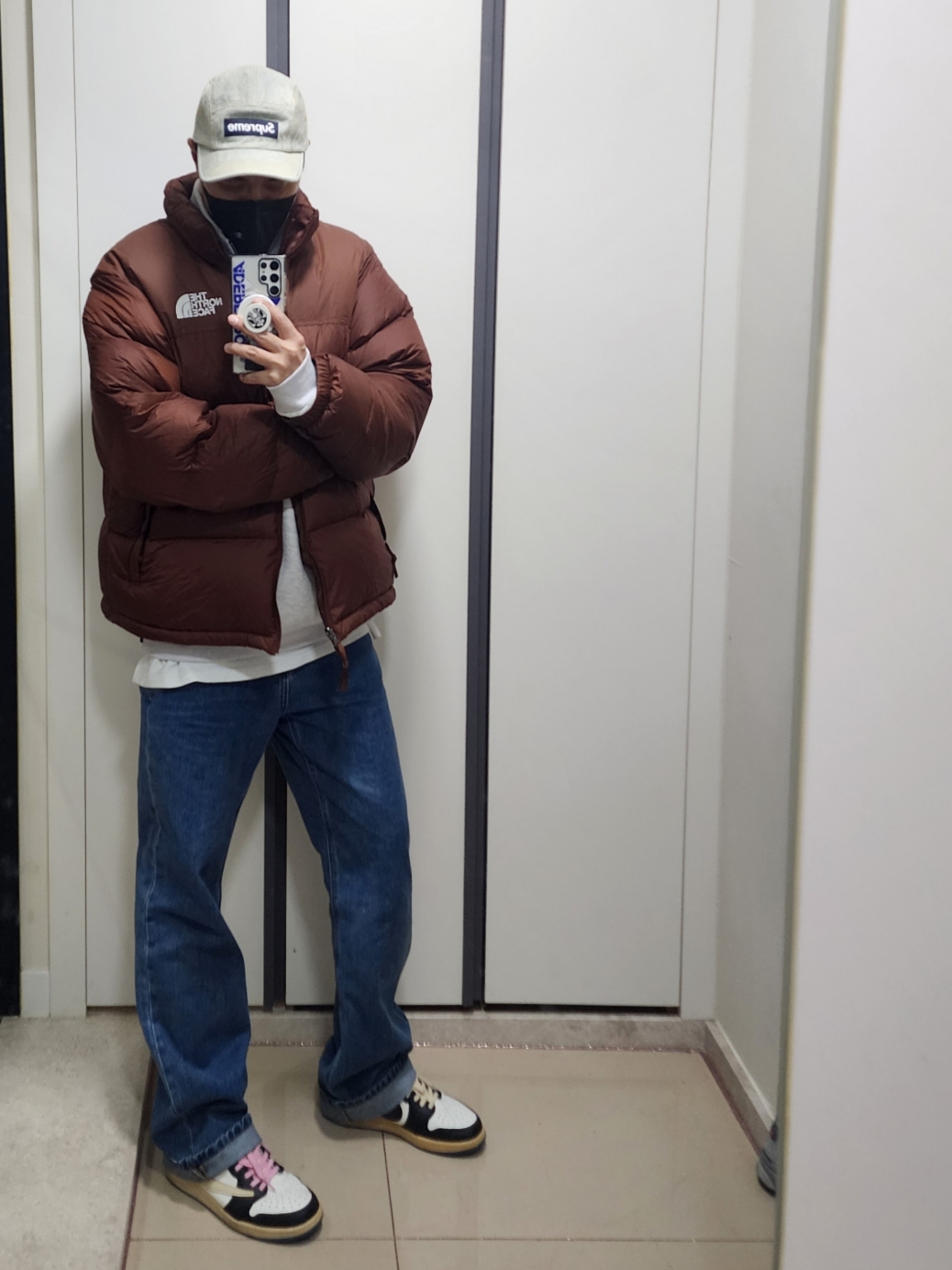The North Face 1996 Retro Nuptse Jacket Dark Oak, Supreme Denim Camp Cap Dirty Indigo - 23SS 착용 스타일 - 1