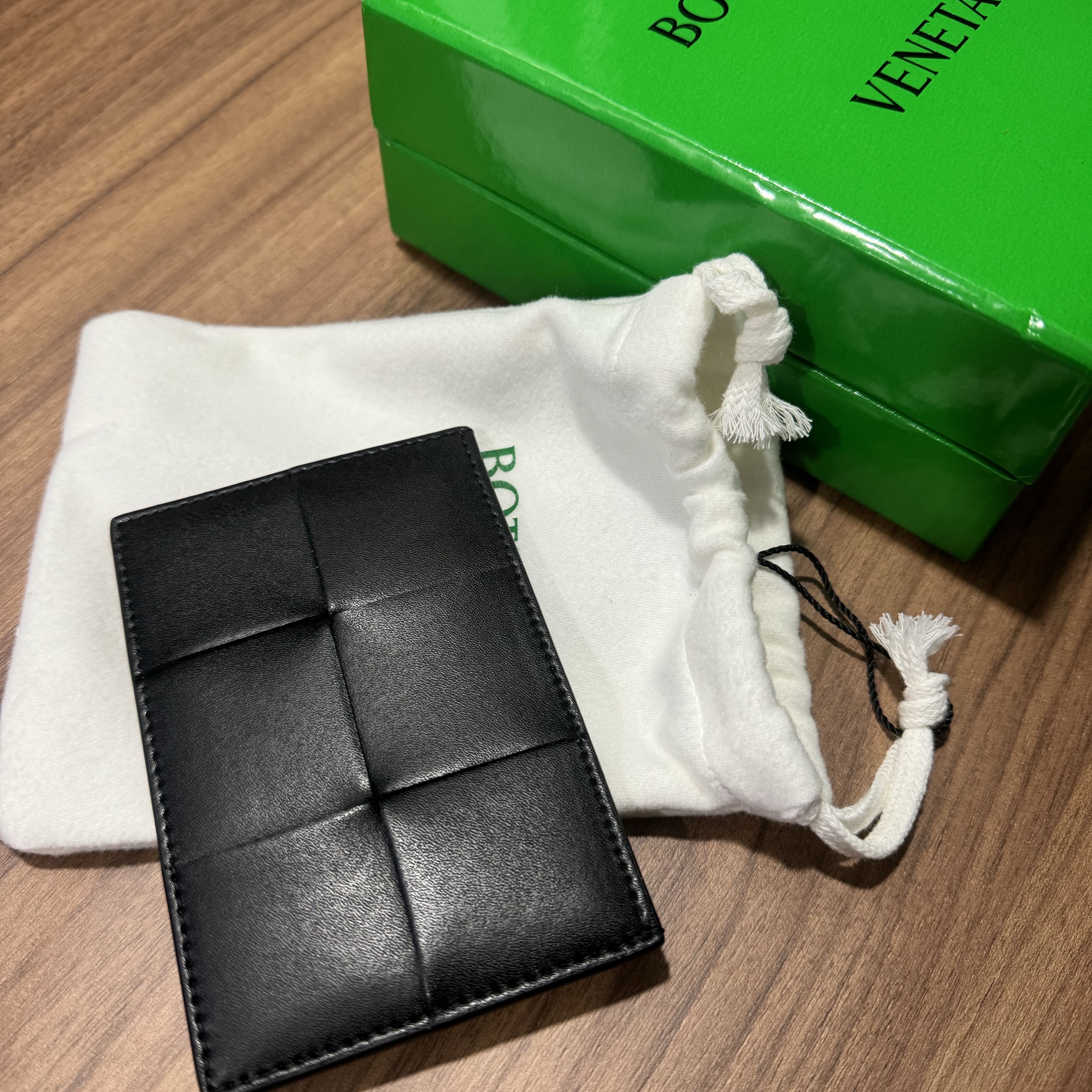 Bottega Veneta Credit Card Case Calfskin Black 착용 스타일