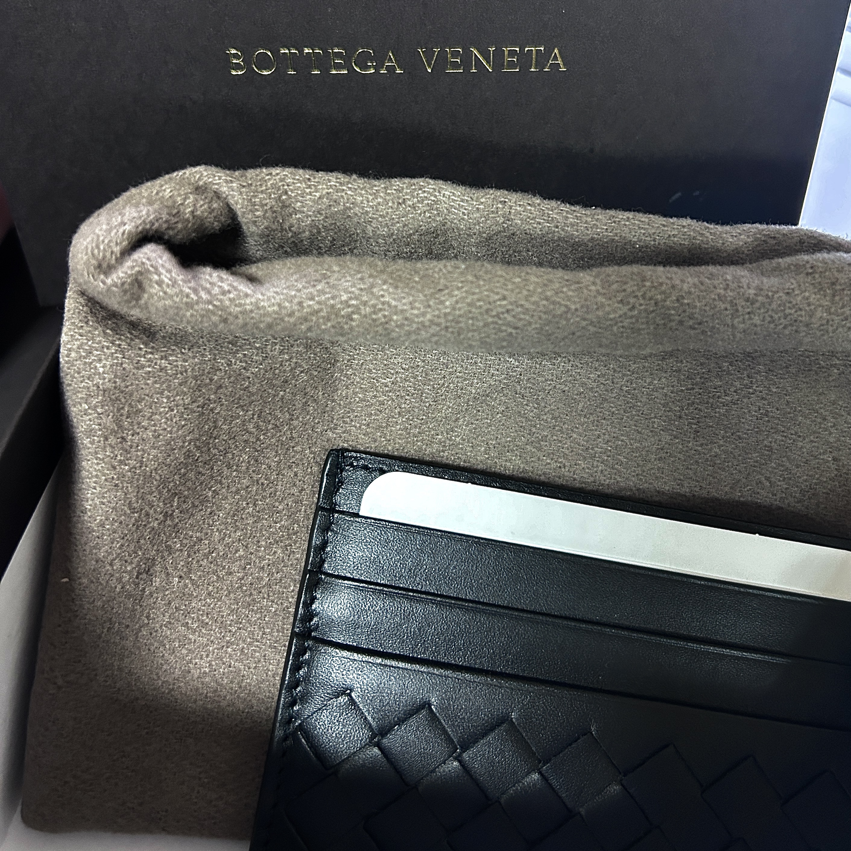 Bottega Veneta Credit Card Case Black 착용 스타일