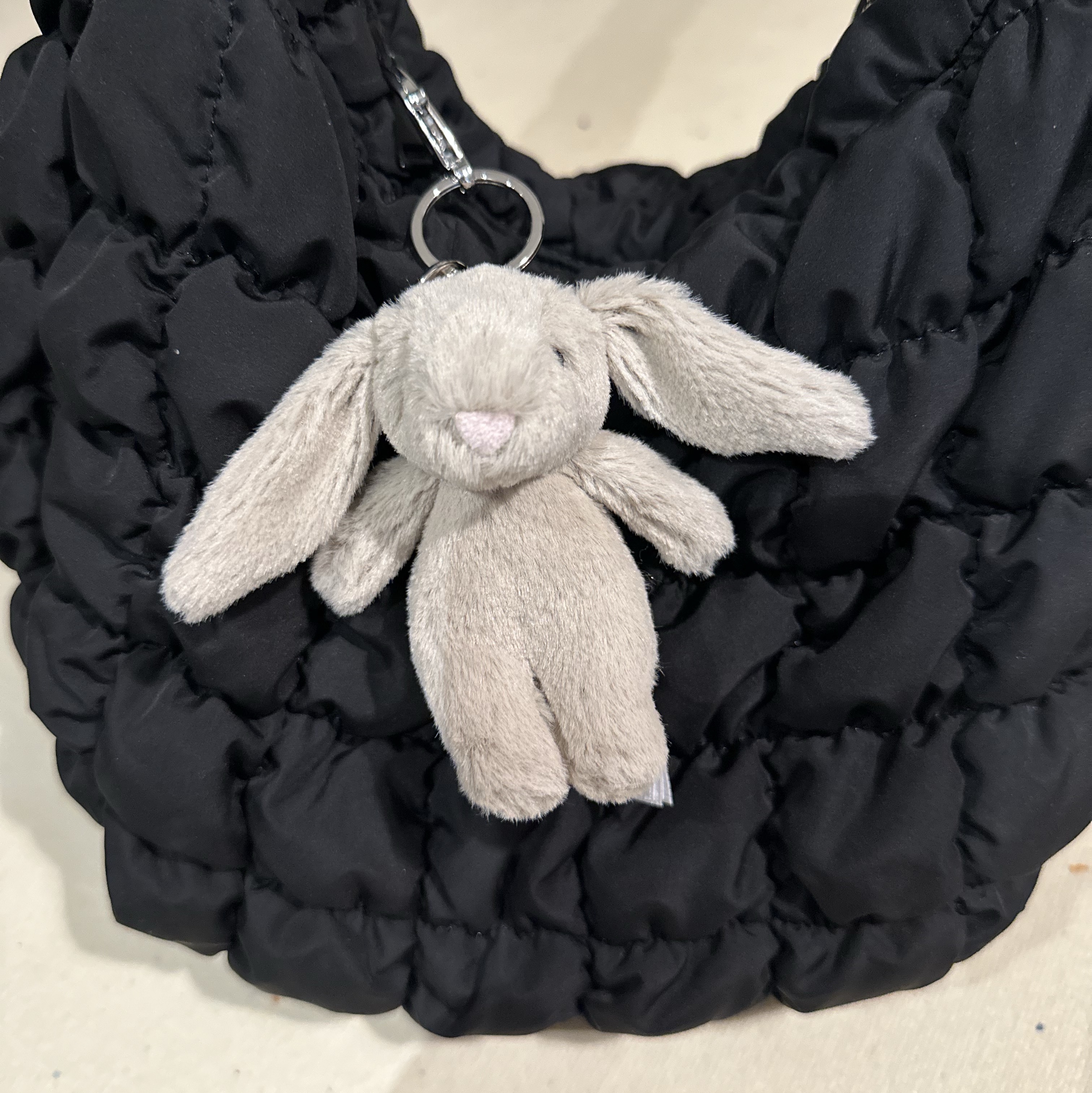 COS Quilted Mini Bag Black, Jellycat Bashful Bunny Bag Charm Beige 착용 스타일