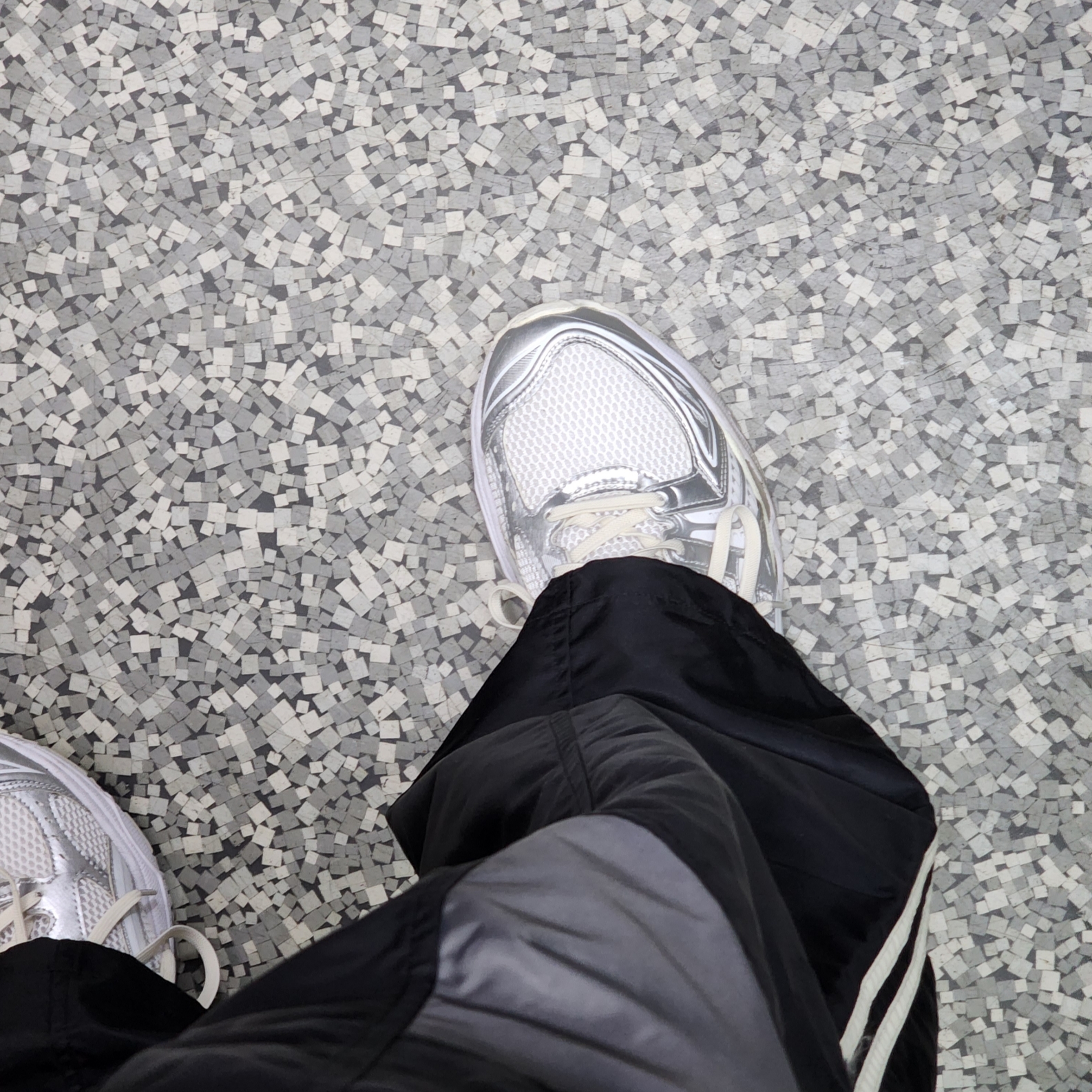 Asics x JJJJound Gel-Kayano 14 Silver White 착용 스타일