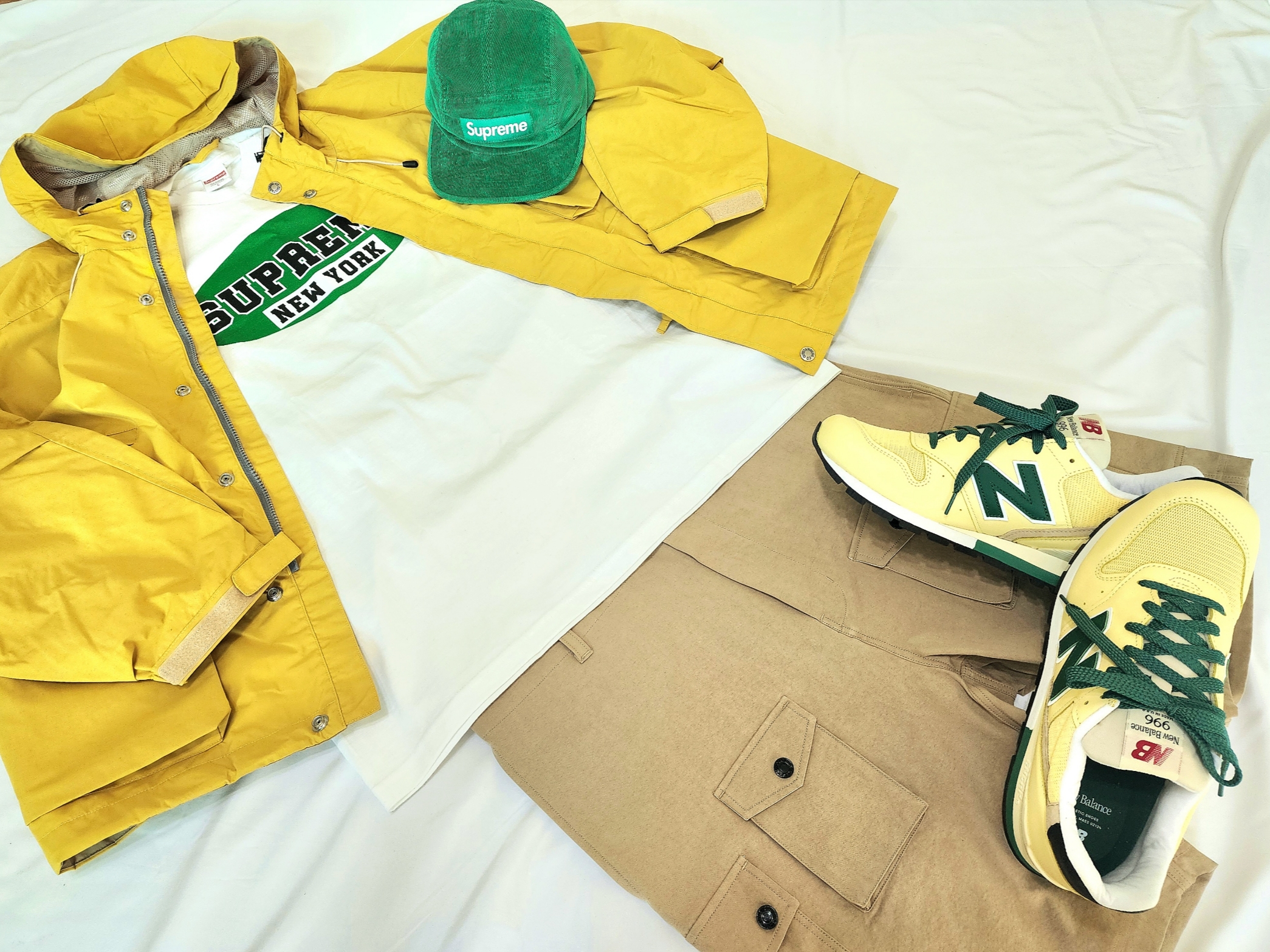 Supreme New York T-Shirt White - 23SS, True Religion Classic Cargo Pants Light Indigo 착용 스타일 - 4