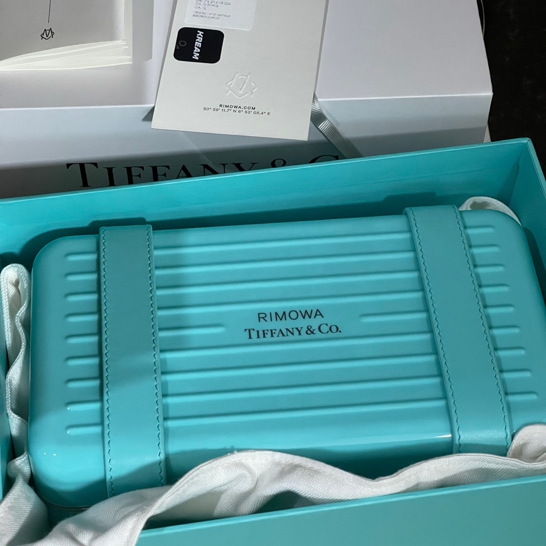 Rimowa x Tiffany & Co. Jewelry Personal Tiffany Blue 착용 스타일