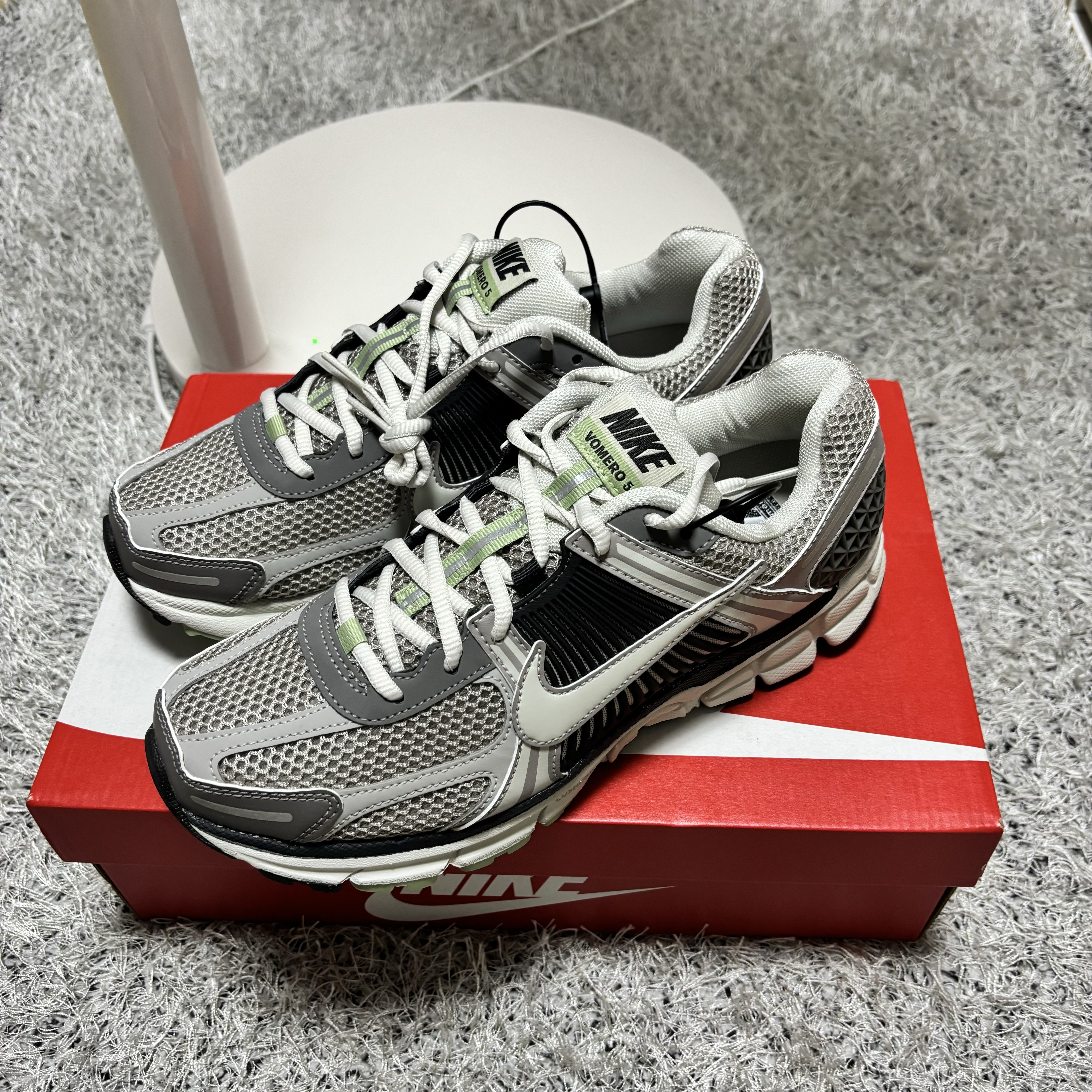 (W) Nike Zoom Vomero 5 Cobblestone and Flat Pewter 착용 스타일