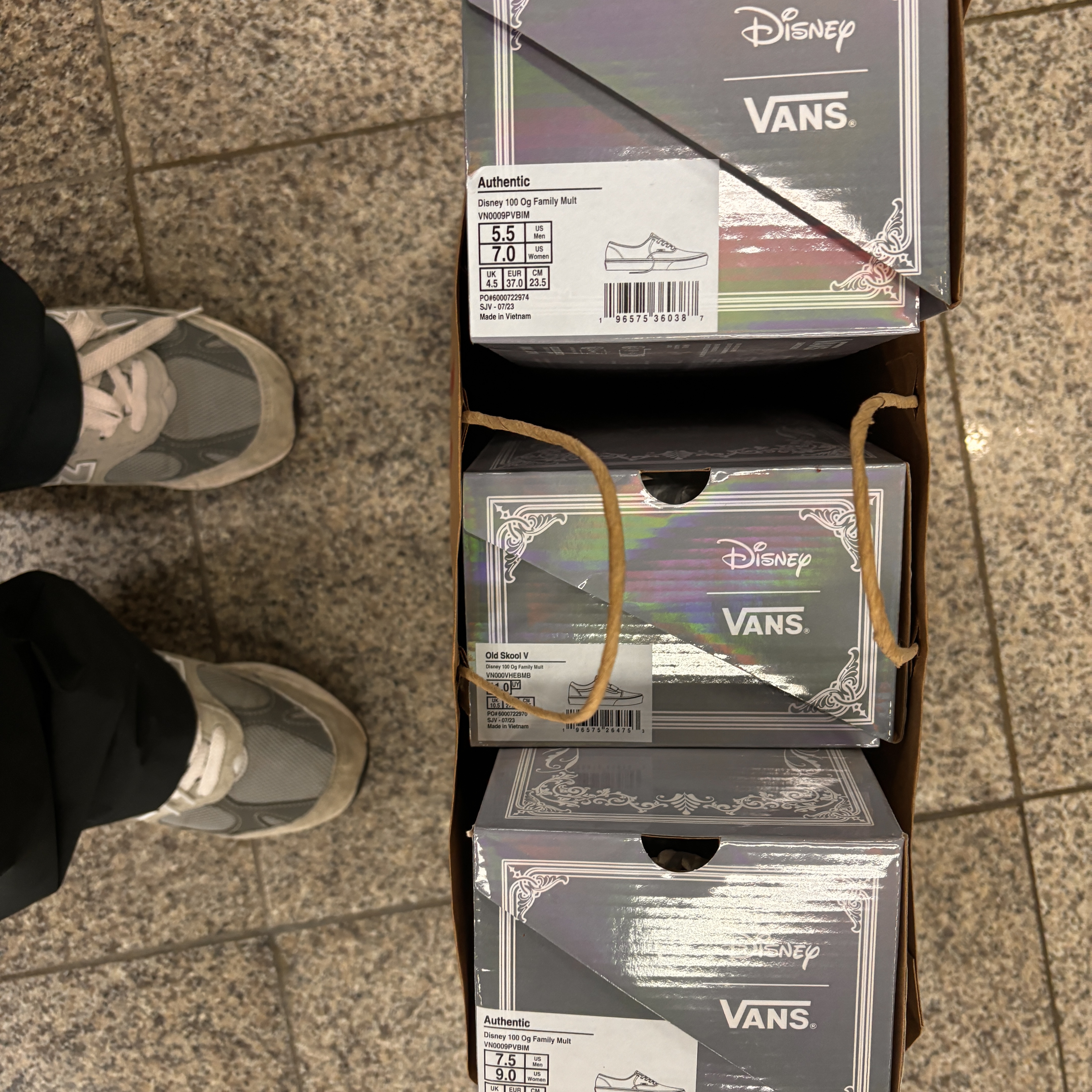 (Kids) Vans x Disney 100th Anniversary OG Family Old Skool V Black, Vans x Disney 100th Anniversary OG Family Authentic Black 착용 스타일