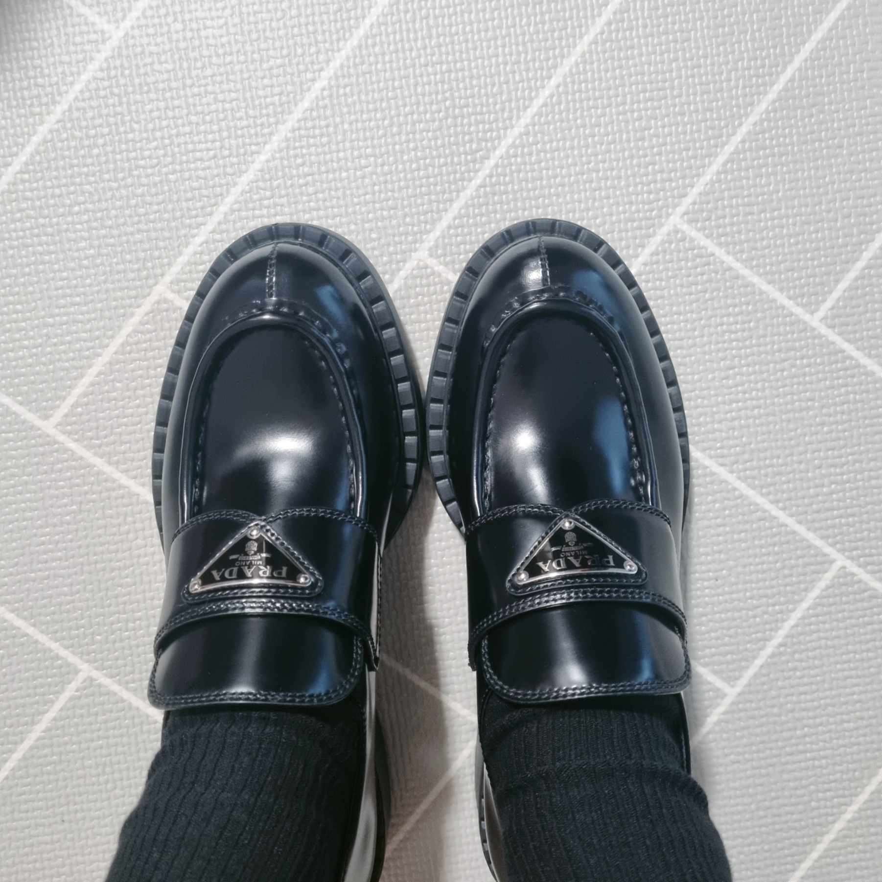 Prada Saffiano Leather Bolo Tie Black, (W) Louis Vuitton Run Away Sneakers Monogram Black 착용 스타일 - 3