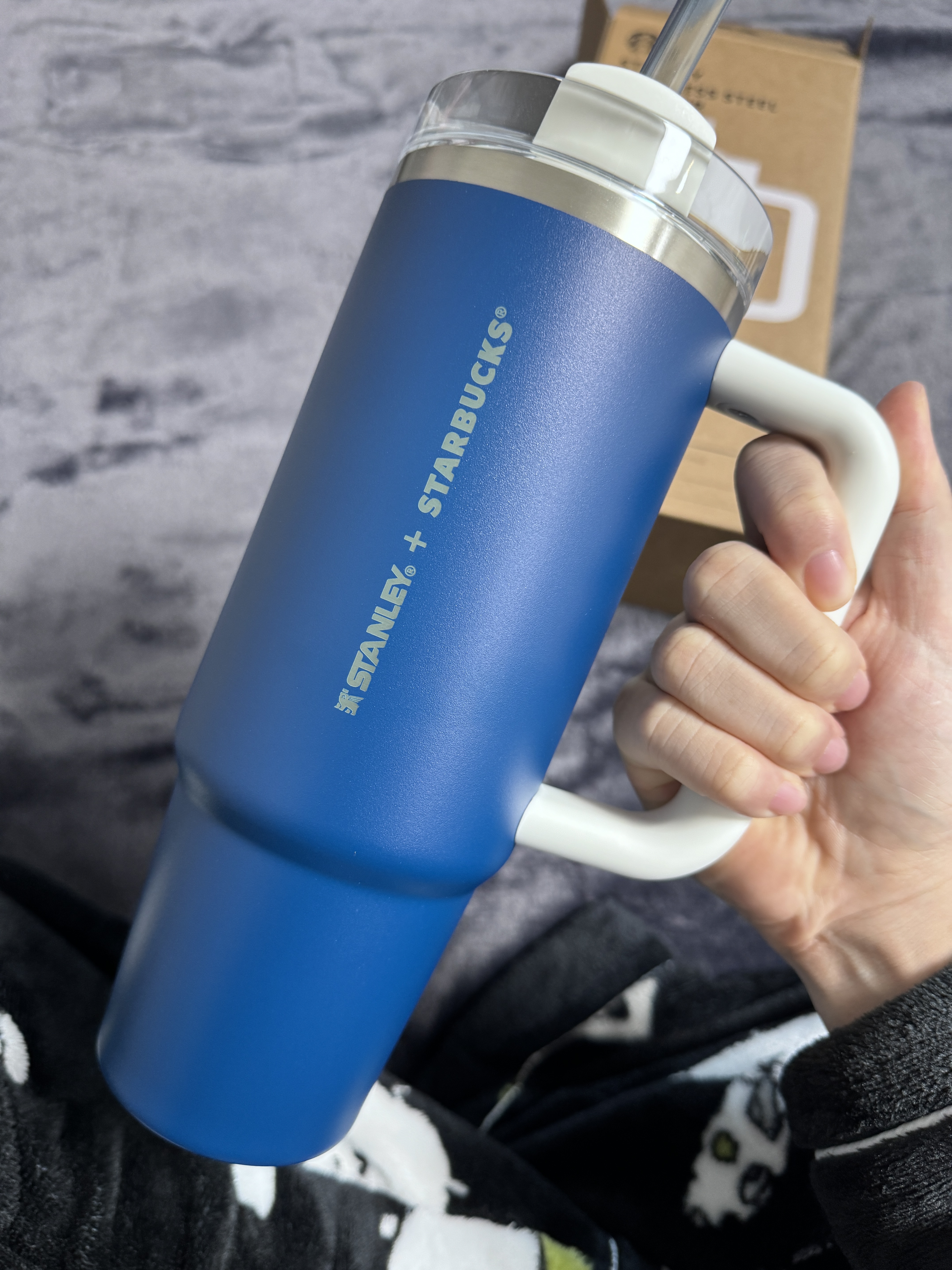 Stanley x Starbucks SS Blue Quencher Handle Tumbler 887ml 착용 스타일