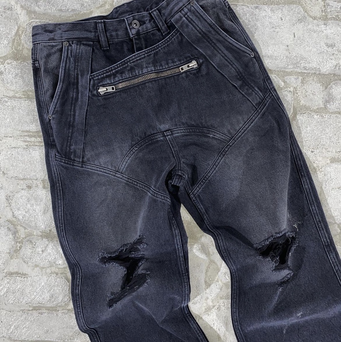 Icyto Shield Jeans Black 착용 스타일 - 1