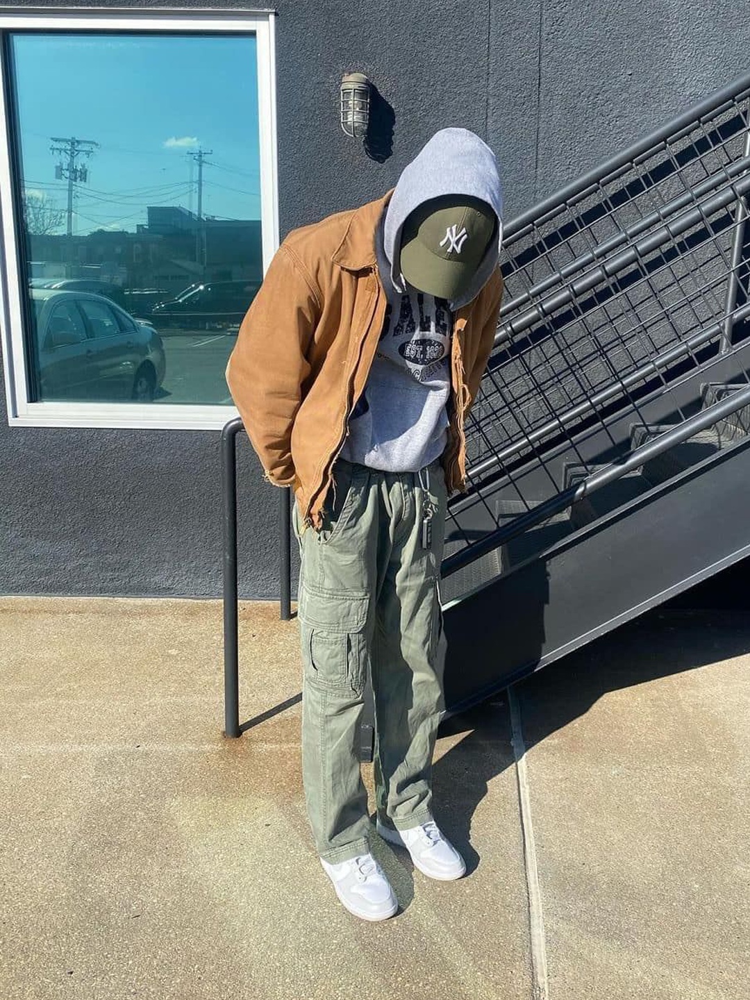 Stone Island 32710 Stretch Cotton Gabardine Garment Dyed Cargo Trousers Olive Green - 23FW, Stone Island 30510 Supima Cotton Twill Stretch-TC Cargo Pants Musk Green - 24SS 착용 스타일 - 3