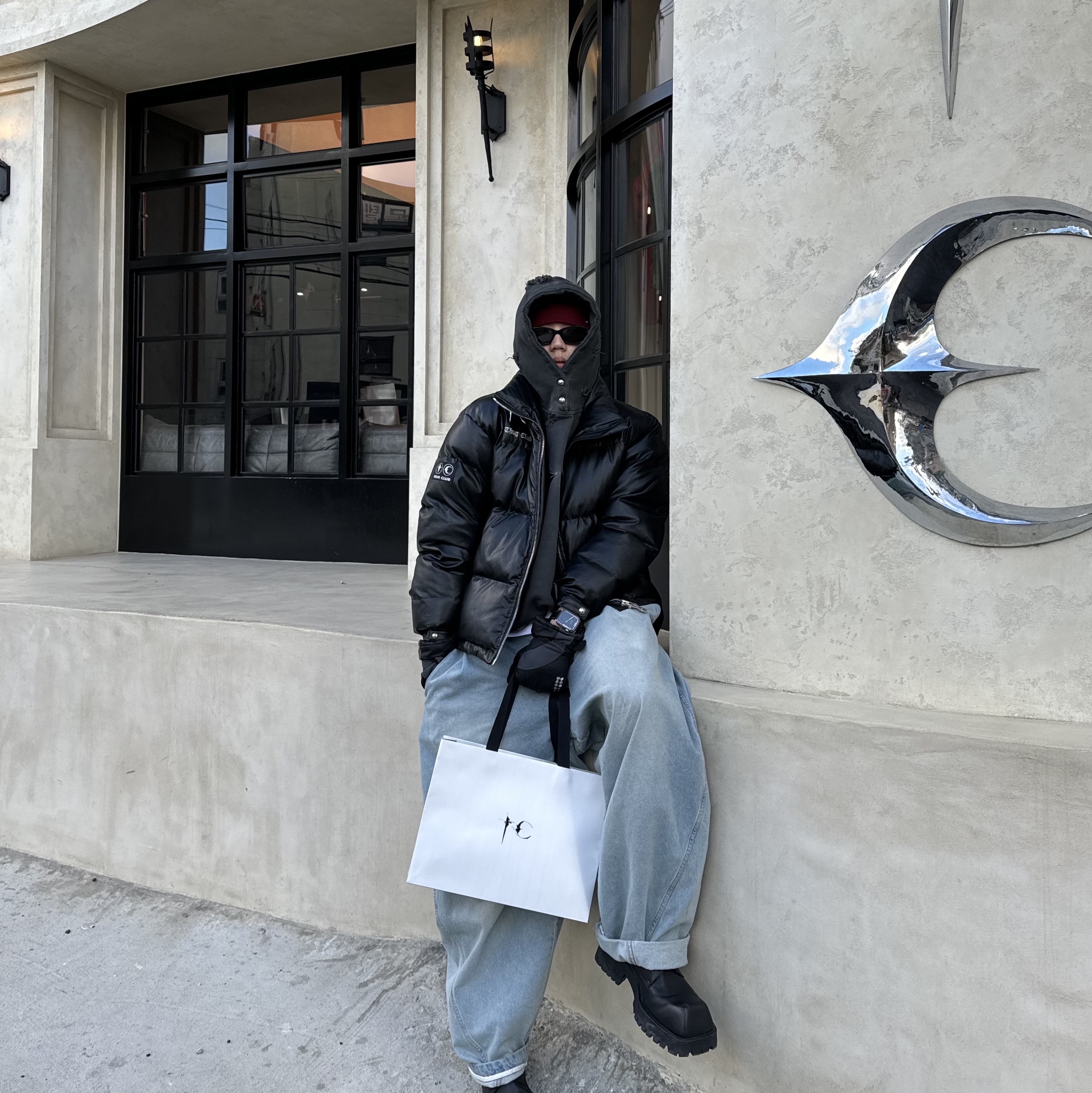 Thug Club Iron Spear Pin Beanie Red, Thug Club Leather Puffer Jacket Black (Polyester) 착용 스타일 - 3