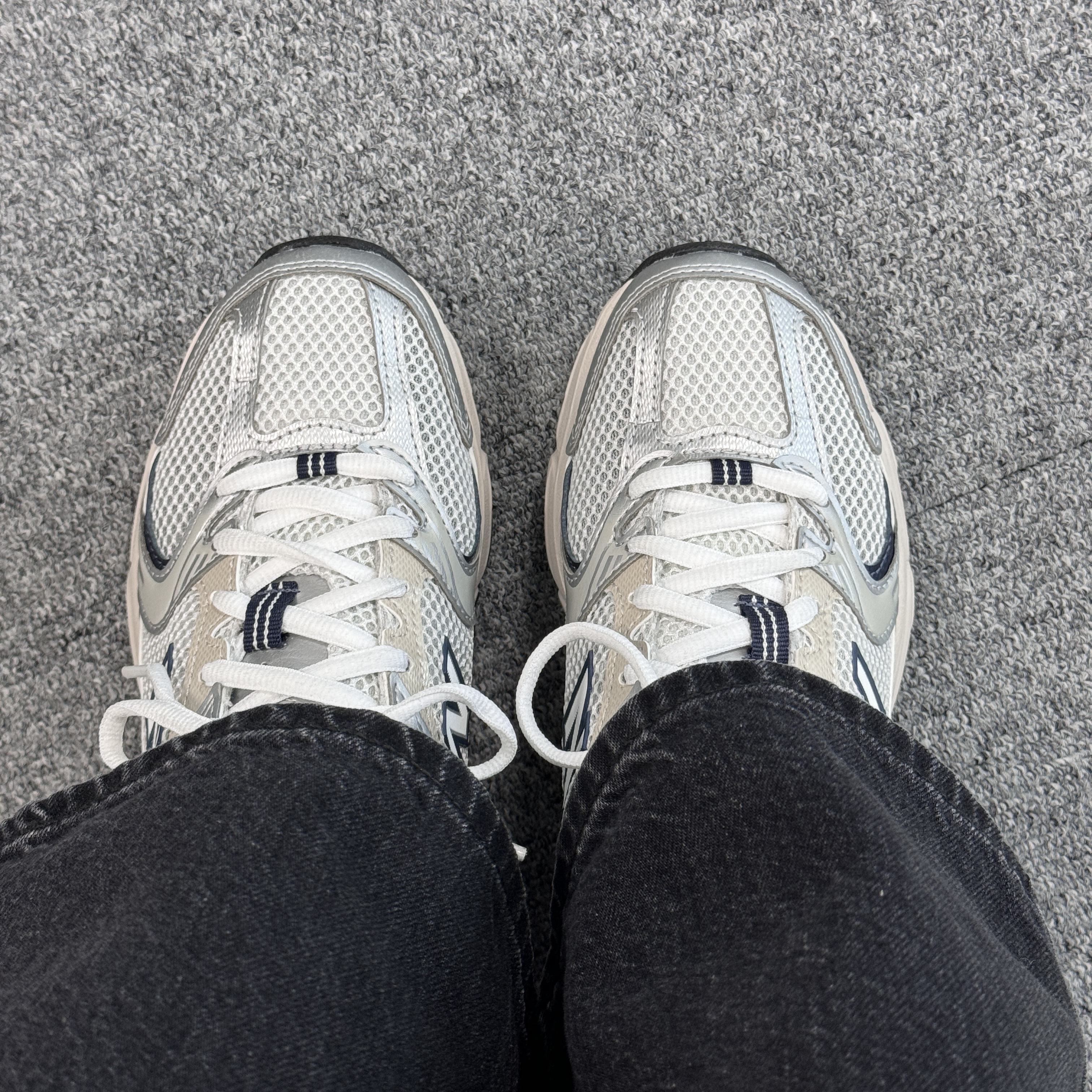 New Balance 530 Steel Grey 착용 스타일 - 1