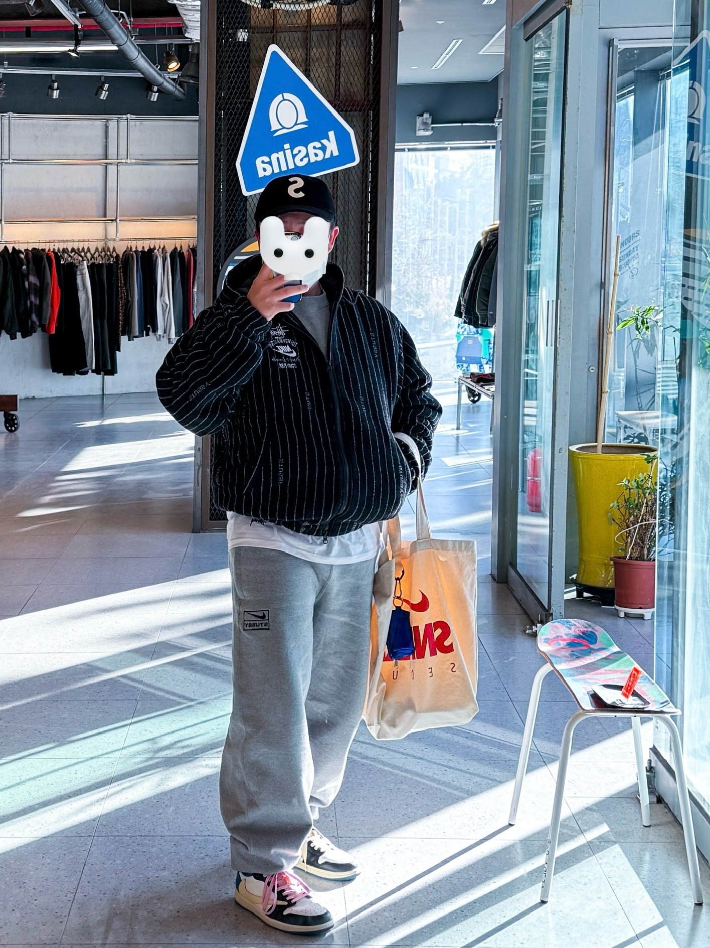 Nike x Stussy NRG Fleece Pants Dark Grey Heather (DO9340-063), Nike x Stussy NRG Striped Wool Jacket Black (DR4023-010) 착용 스타일