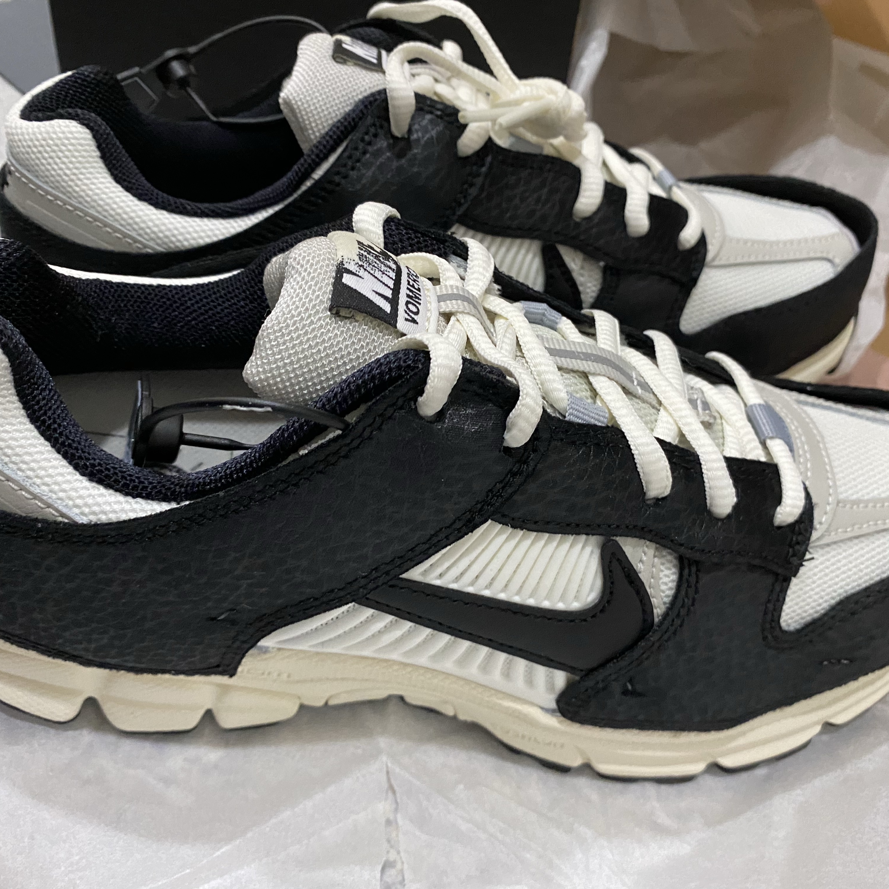 (W) Nike Zoom Vomero 5 Wolf Grey and Black 착용 스타일