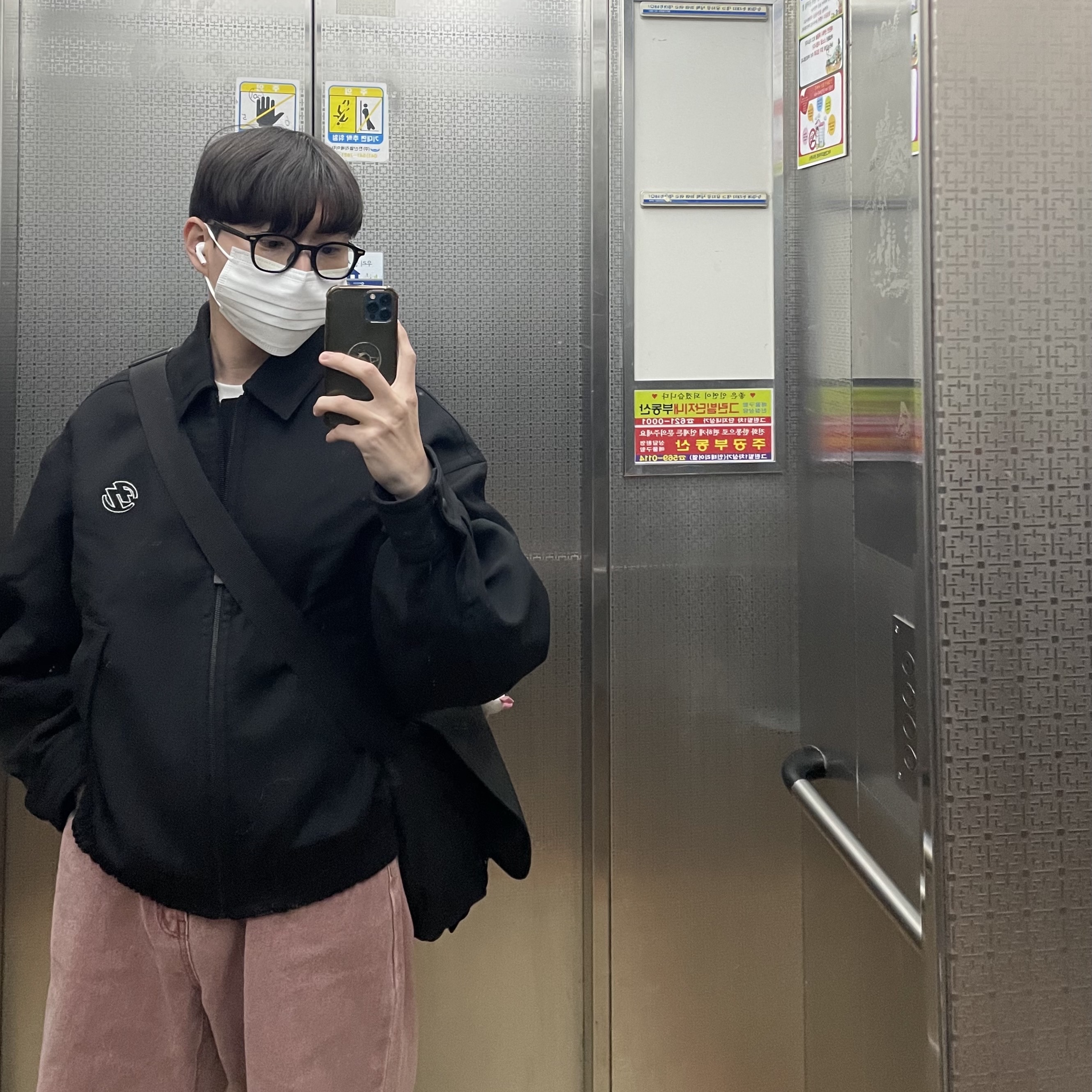 Stussy Basic Stussy T-Shirt White 2023, Zara x Ader Error Oversize Collar Bomber Jacket Black 착용 스타일 - 2