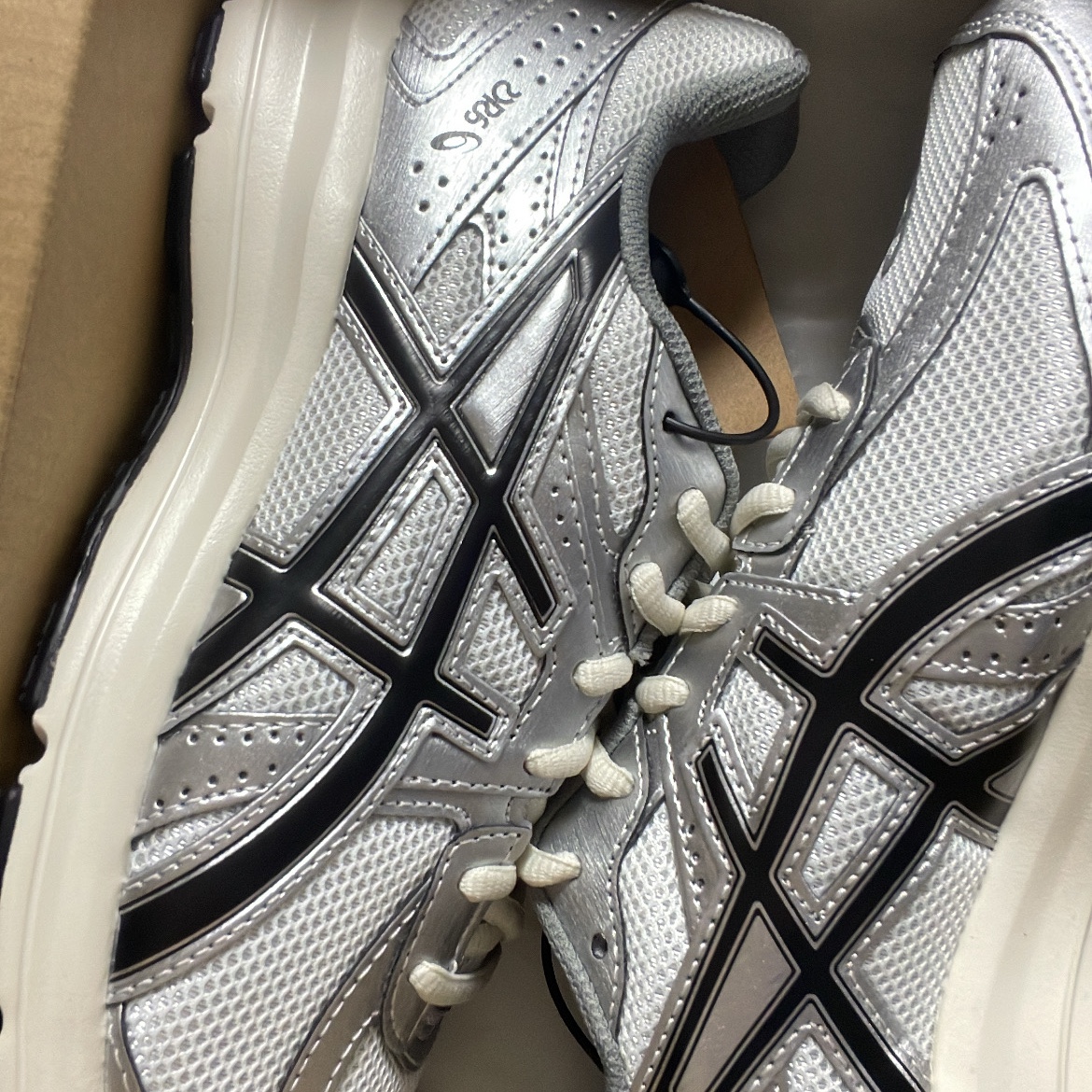 Asics Jog 100 S White Black - 2E Wide 착용 스타일