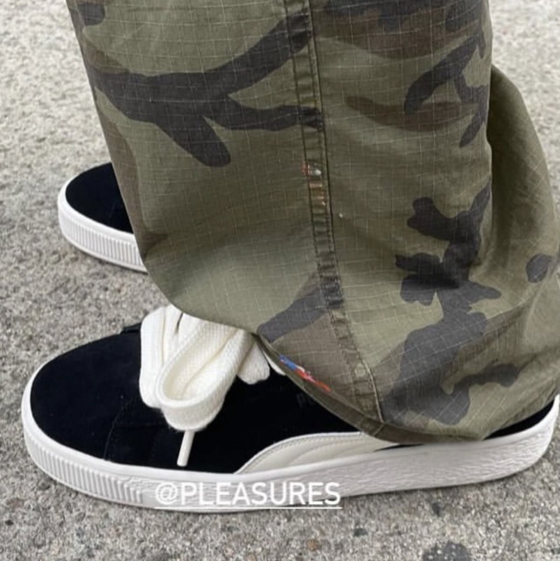 Puma x Pleasures Suede XL Black Frosted Ivory 착용 스타일 - 1