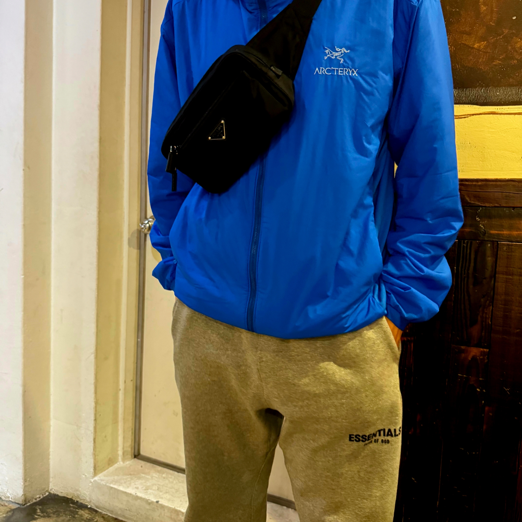 Prada Re-Nylon and Saffiano Leather Belt Bag Black, Arc'teryx Atom LT Hoody Fluidity 착용 스타일