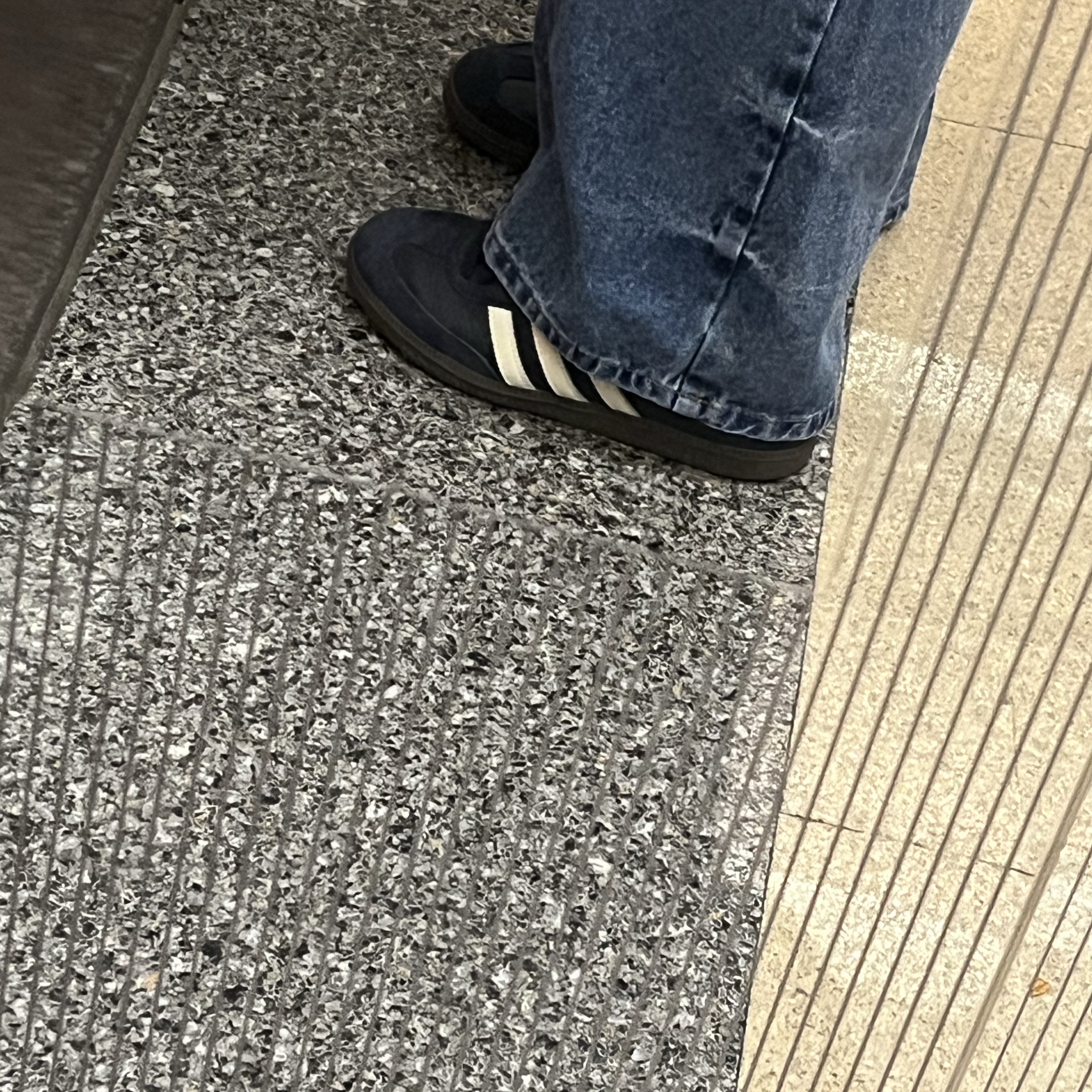 Adidas Samba OG Night Navy Cream White 착용 스타일 - 1