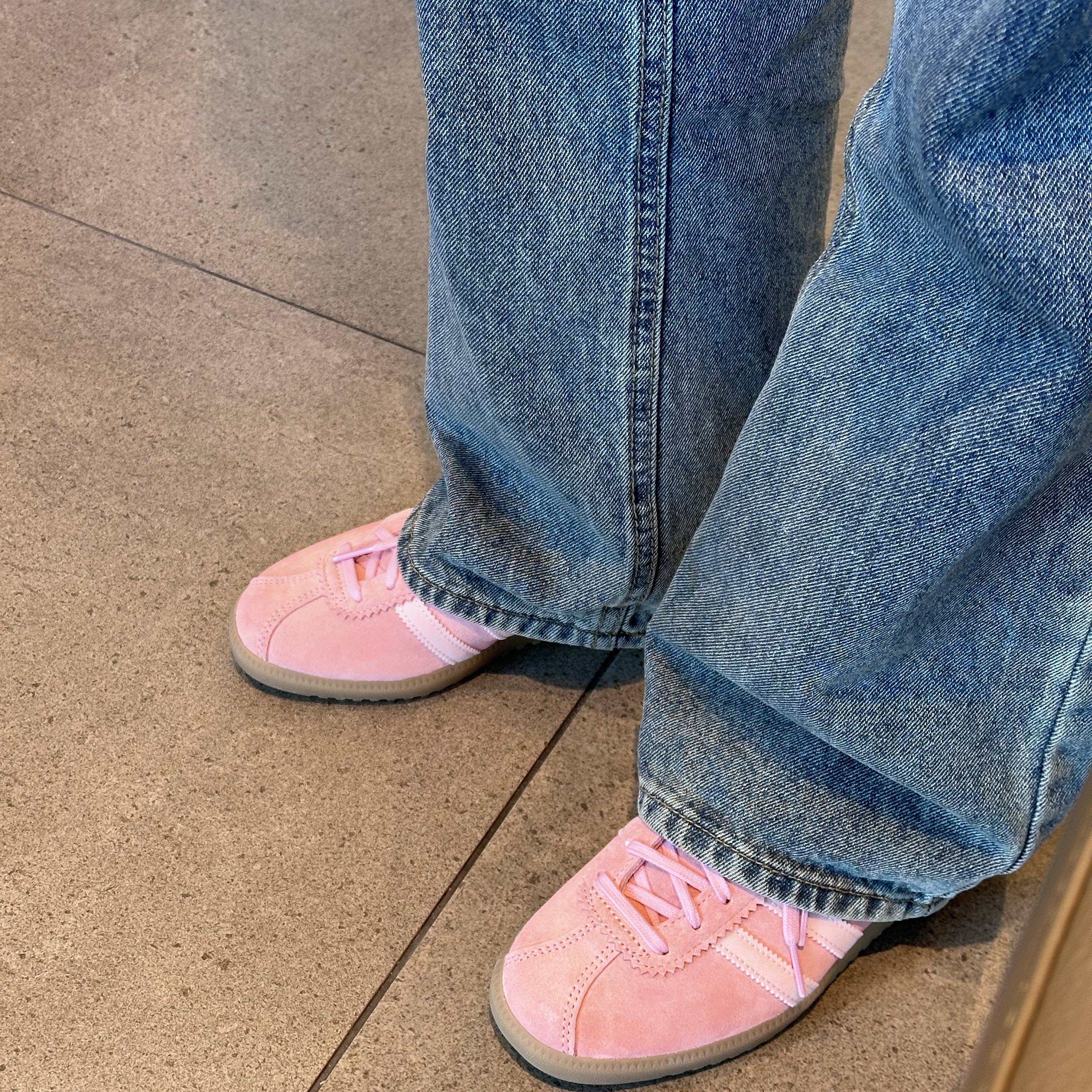 Adidas Bermuda Glow Pink 착용 스타일
