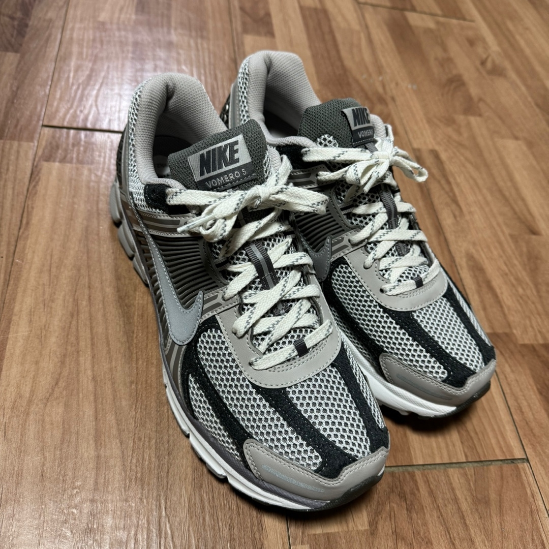 Nike Zoom Vomero 5 PRM Light Iron Ore and Flat Fewter 착용 스타일 - 4