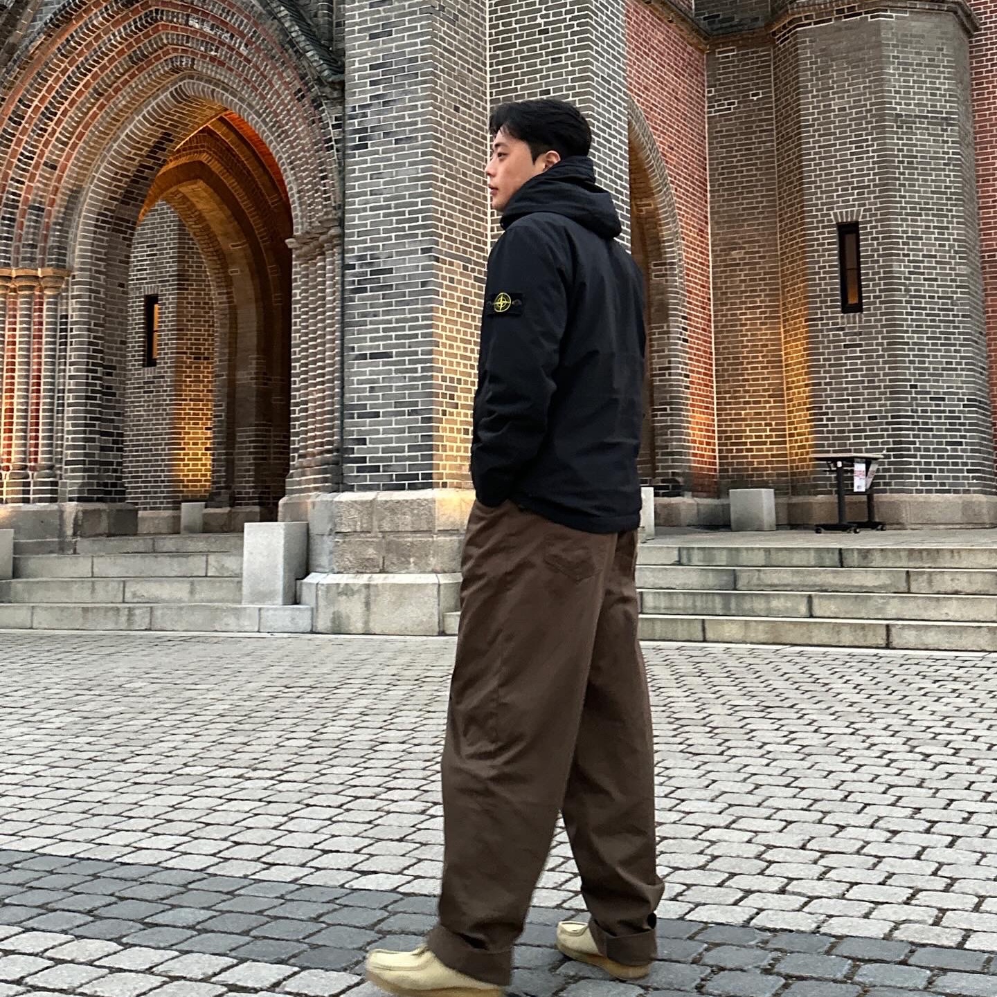 Clarks Wallabee Maple Suede, Stone Island 41427 Soft Shell Hooded Jacket Black - 21FW 착용 스타일 - 3