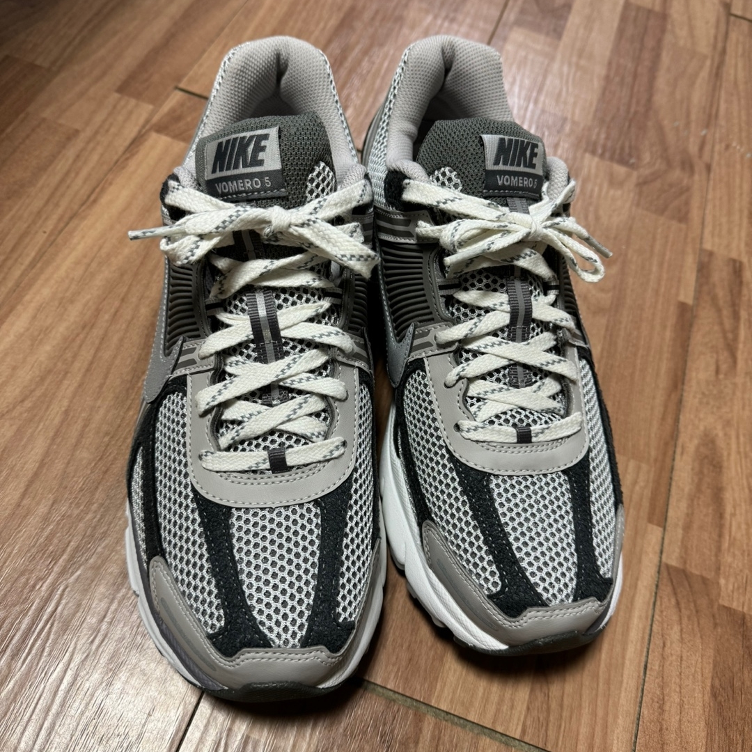 Nike Zoom Vomero 5 PRM Light Iron Ore and Flat Fewter 착용 스타일 - 3